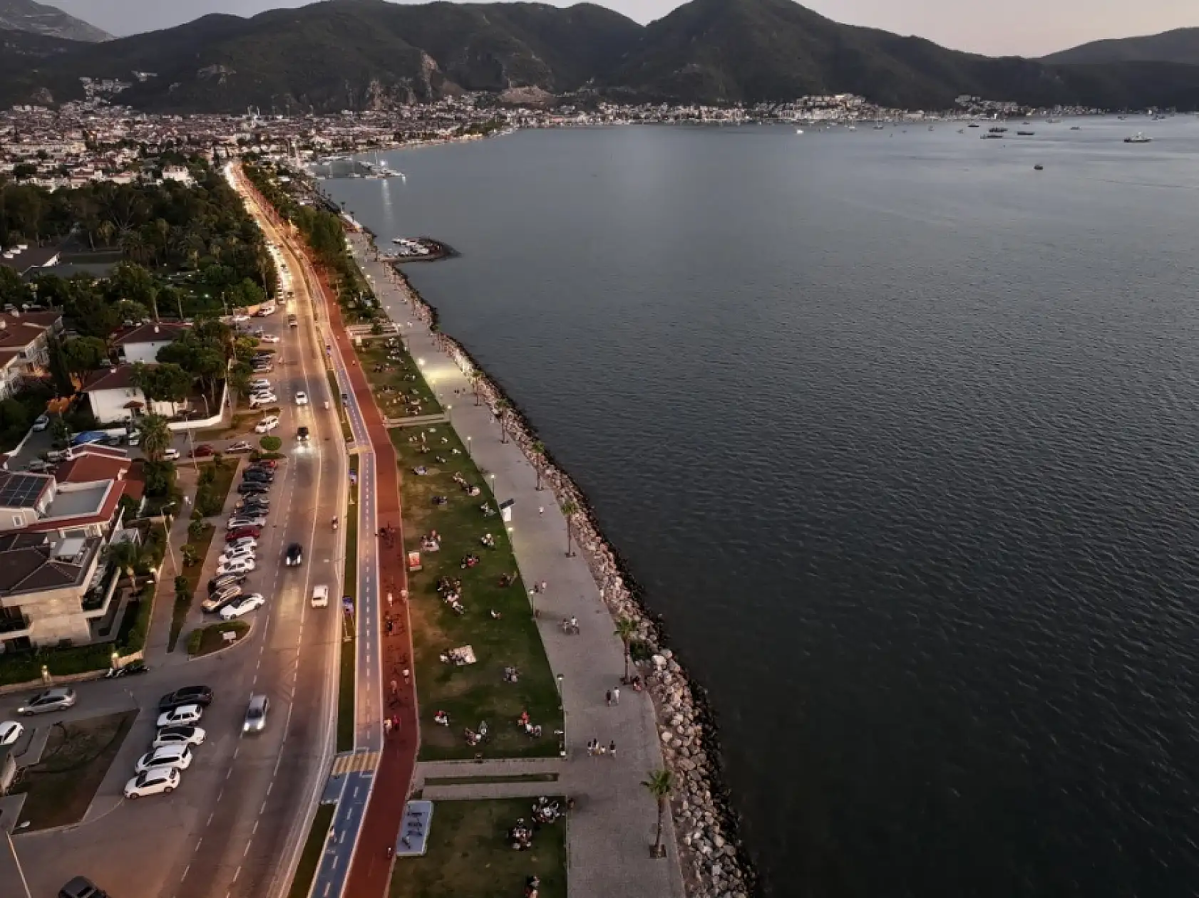 Fethiye'de sıcak havadan bunalanlar sahilde yoğunluk oluşturdu