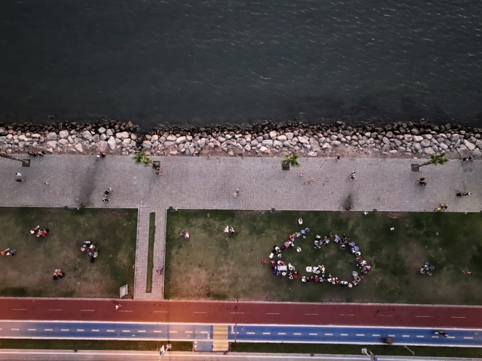 Fethiye'de sıcak havadan bunalanlar sahilde yoğunluk oluşturdu