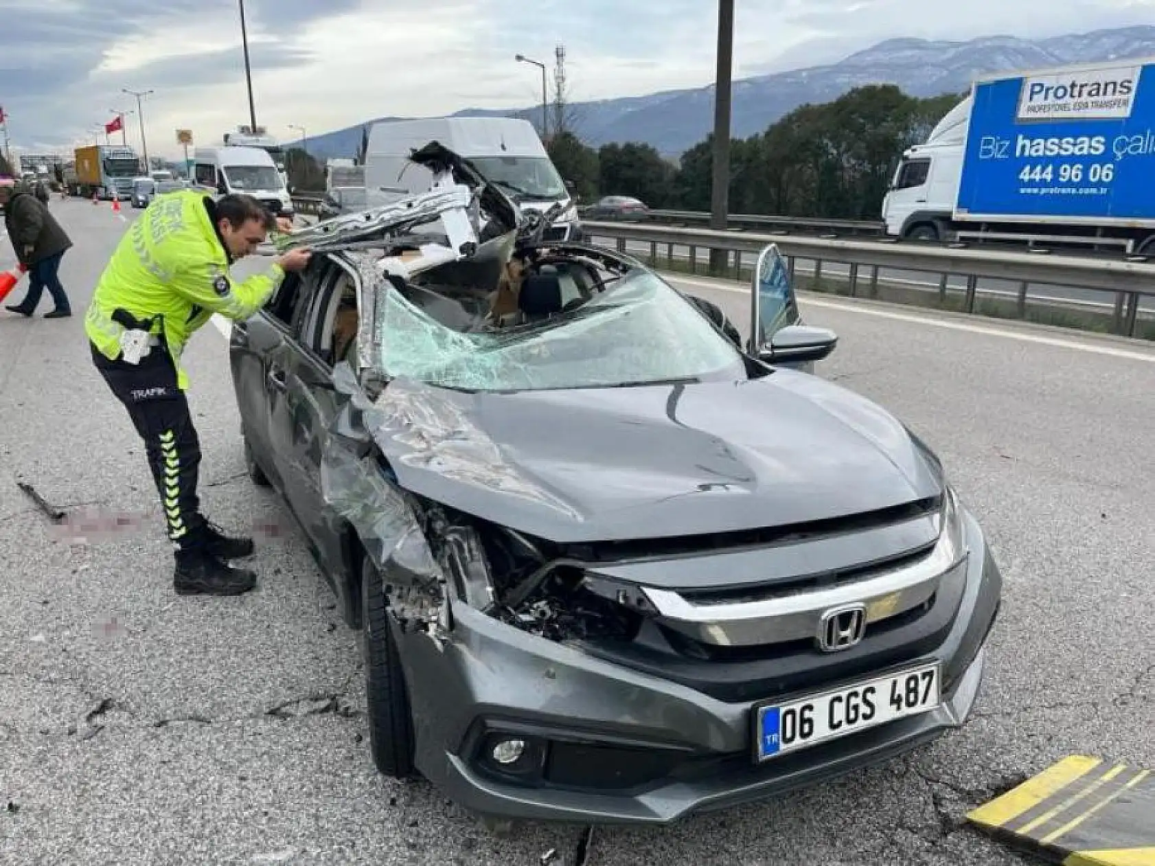 Tıra çarpan otomobilin tavanı koptu: 3 yaralı