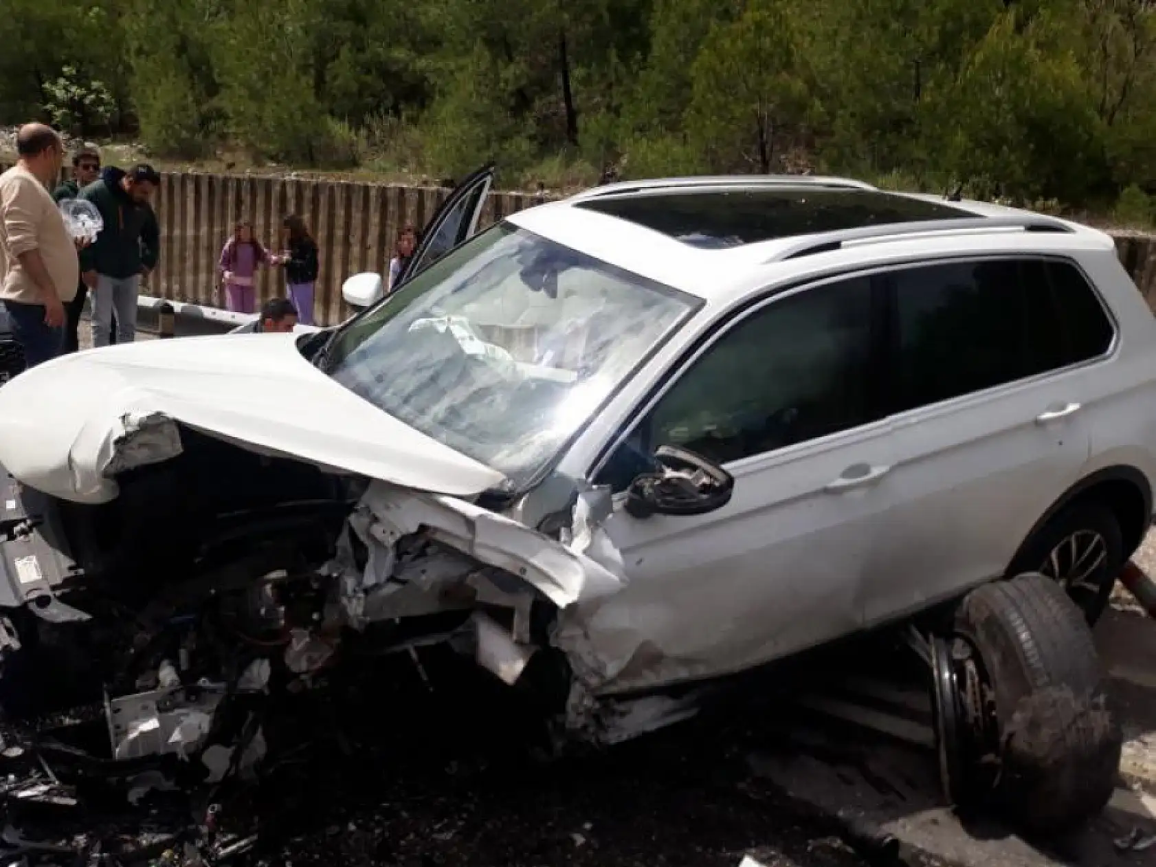 2 otomobil kafa kafaya çarpıştı: 1 ölü, 7 yaralı