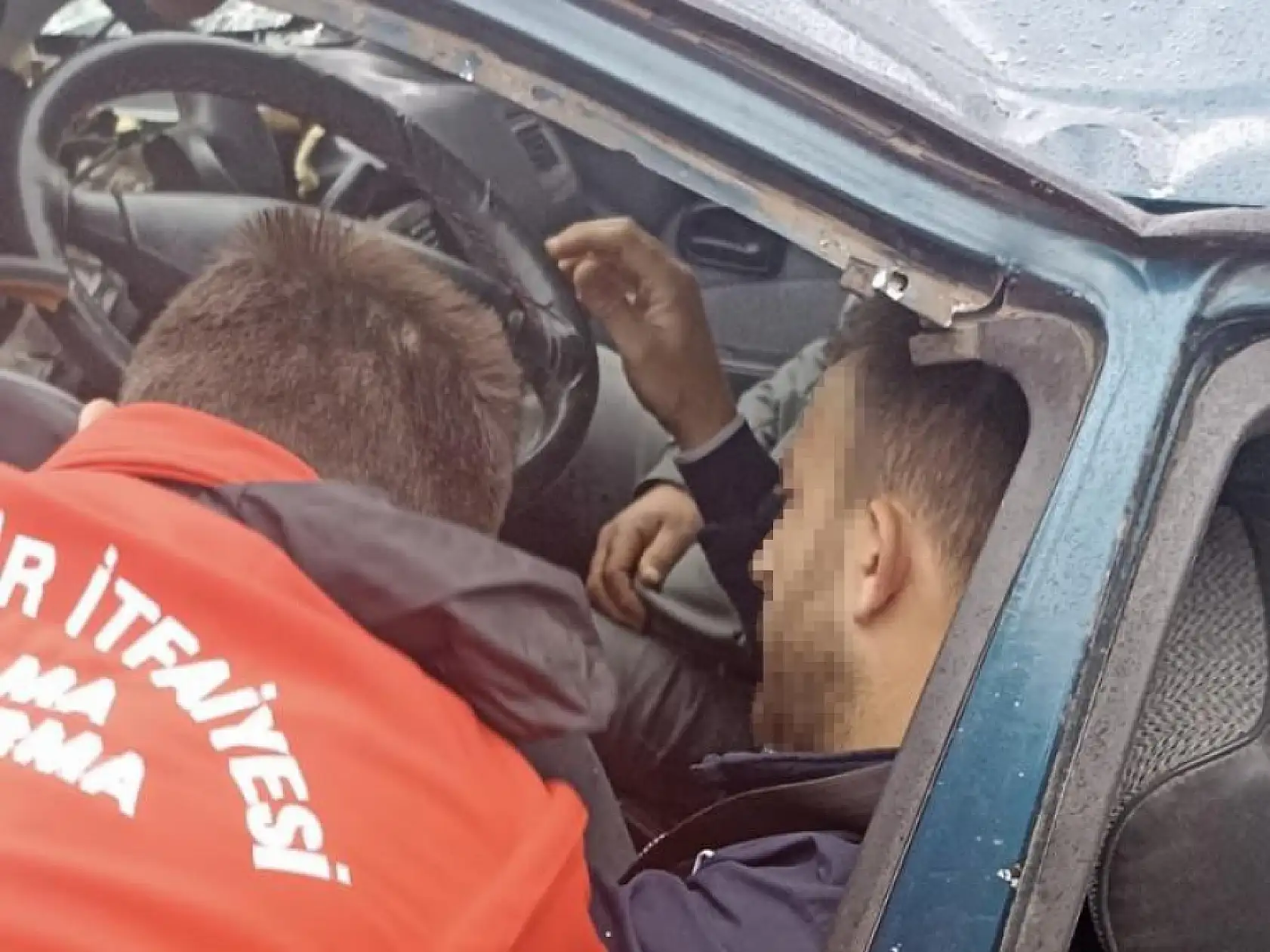 Feci trafik kazası: Tırın dorsesi otomobili biçti