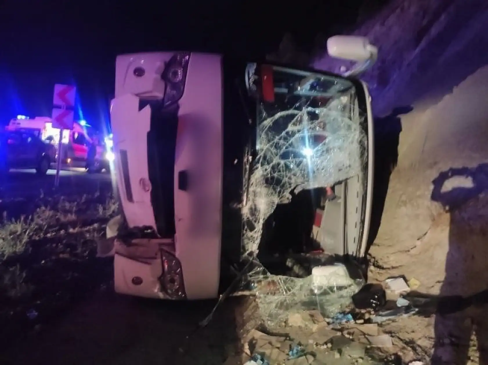 Isparta-Antalya karayolunda yolcu otobüsü devrildi: 13 yaralı