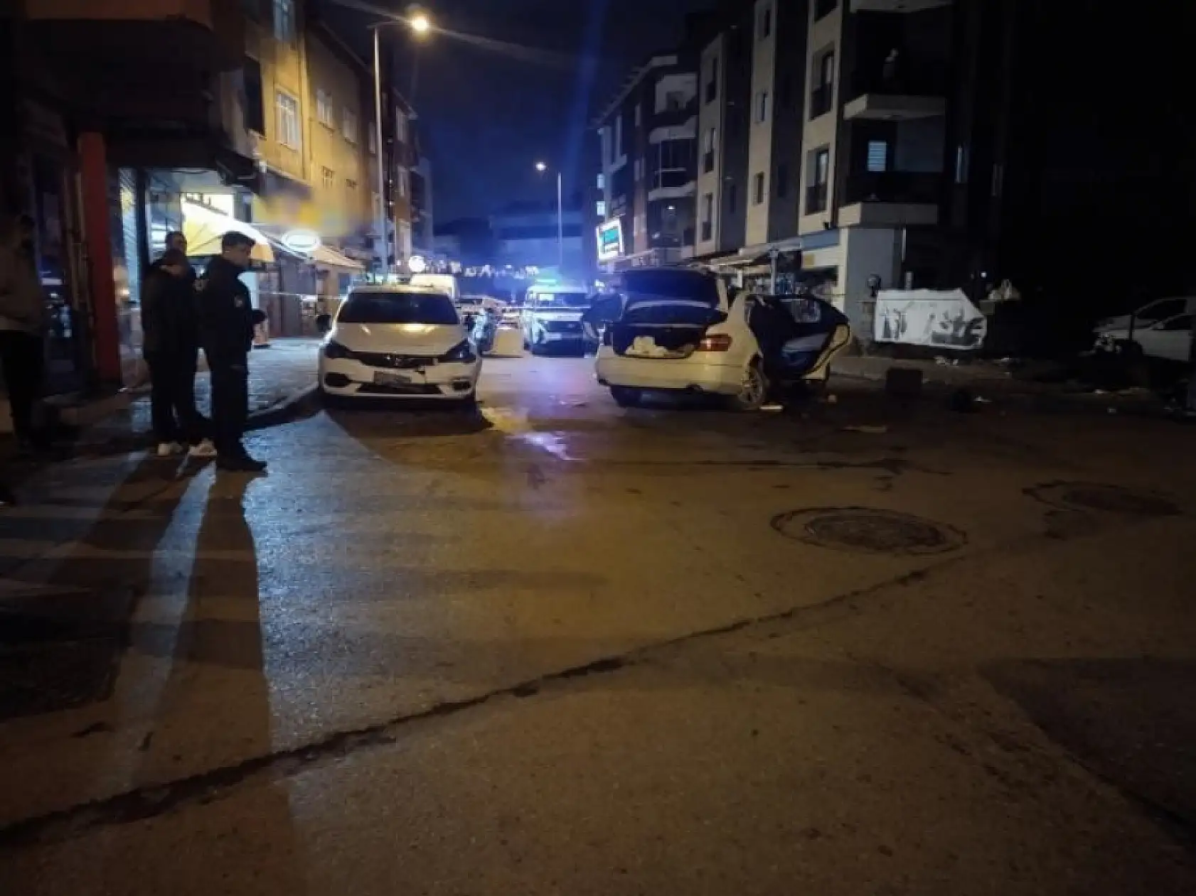 İş yerini kurşunladılar, otomobil ile kaçarken sokaktaki araçlara çarptılar