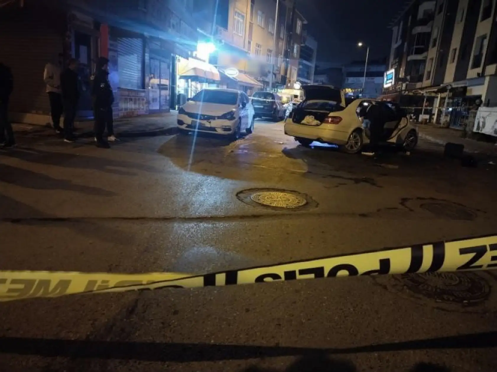 İş yerini kurşunladılar, otomobil ile kaçarken sokaktaki araçlara çarptılar