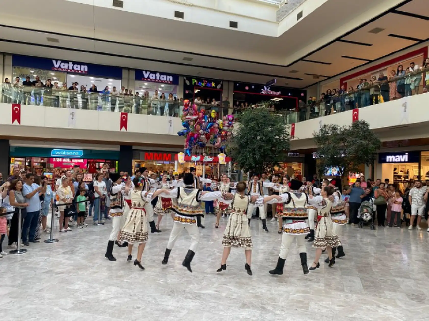 Fethiye'de 29 Ekim Cumhuriyet Bayramı Etkinlikleri Uluslararası Dans Gösterileriyle Başladı