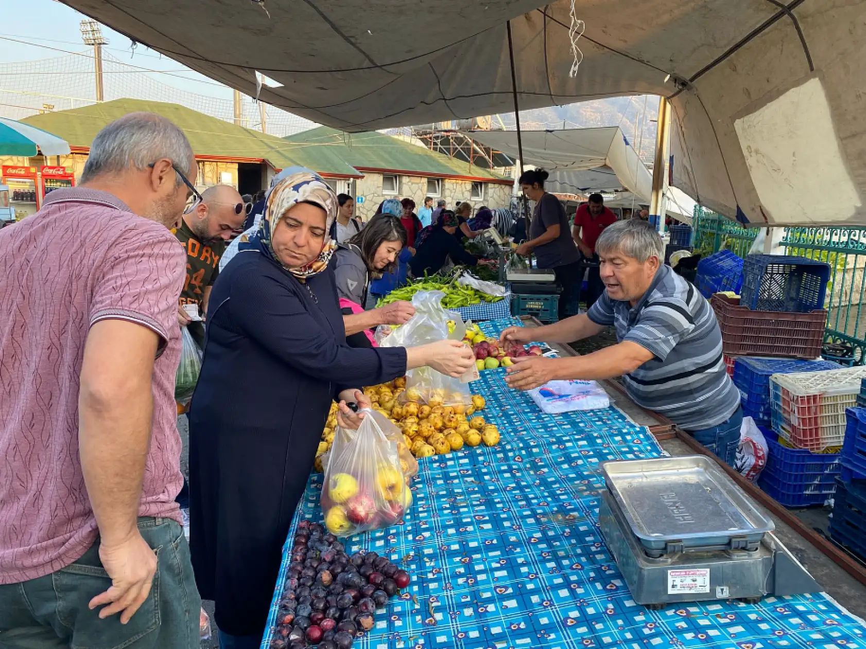 Fethiye Salı Pazarı'nda Fiyatlar Akşam Yarı Yarıya Düşüyor