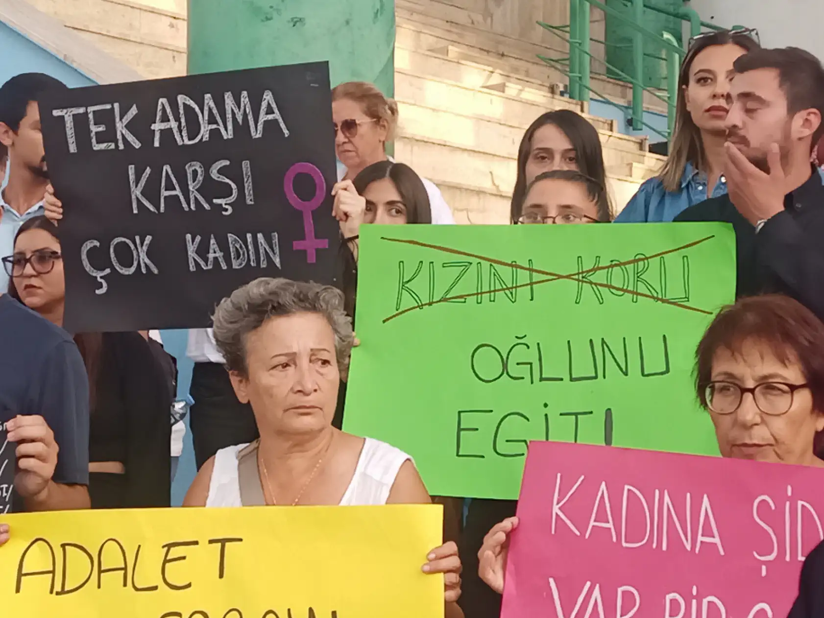 Fethiye'de CHP teşkilatından 'Kadın cinayetlerine ve şiddete dur' mesajı