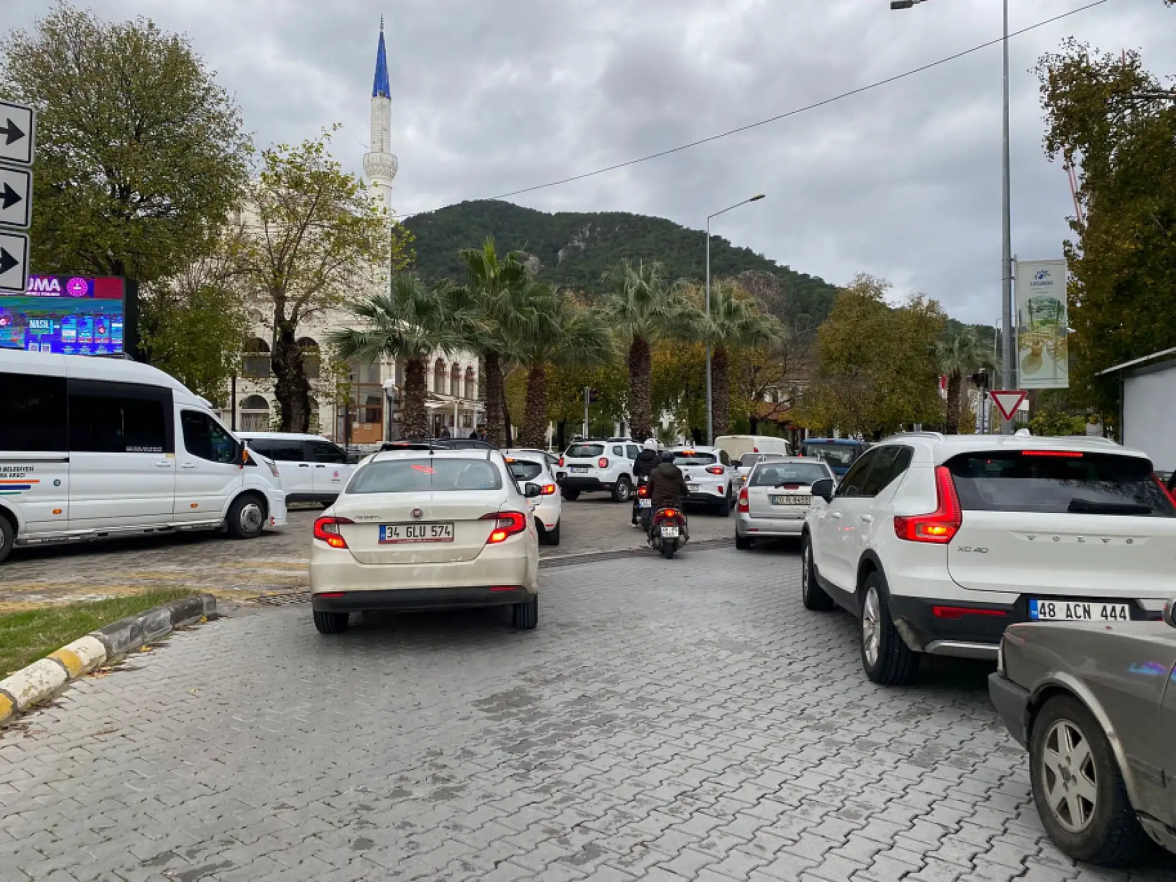 Fethiye Çarşısı'nda Şiddetli Yağış Sonrası Trafik Yoğunluğu