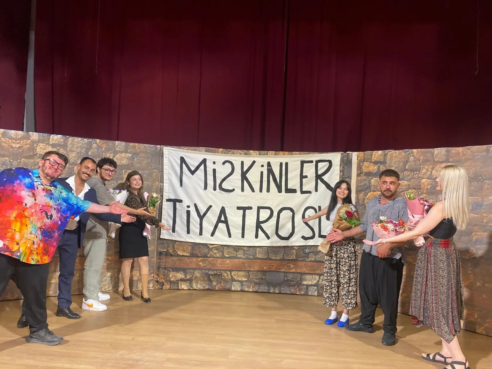 Fethiye'de 'Miskinler' tiyatrosu seyirciden tam not aldı