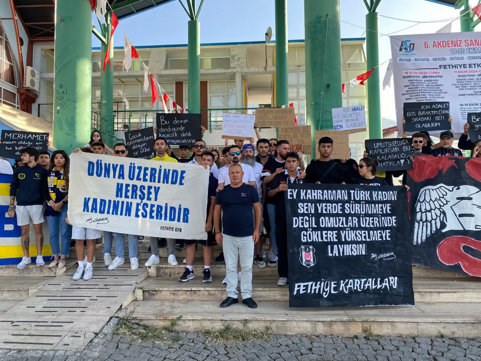 Fethiye'de taraftarlar bir araya geldi: 'Kadına ve çocuğa şiddete hayır!' 