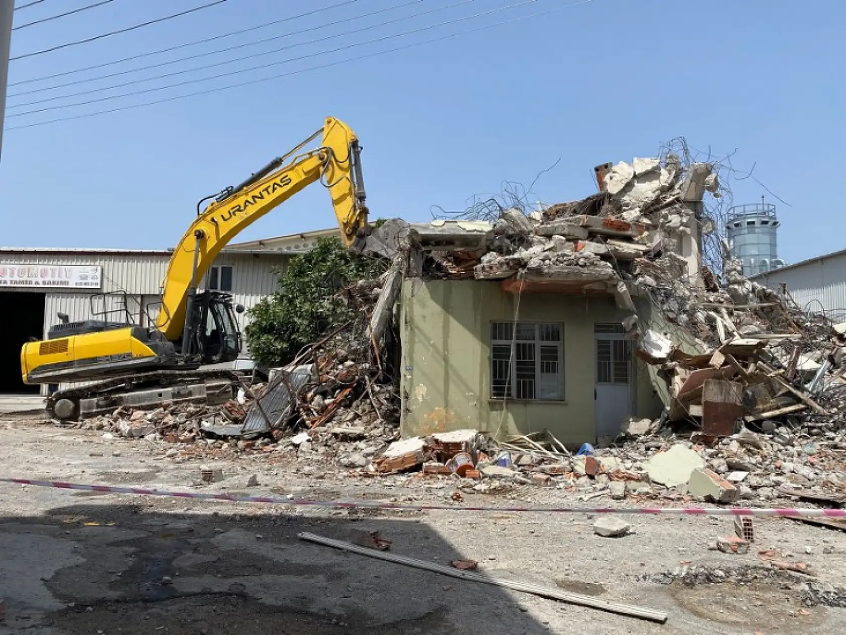 Fethiye'de O Bina Yolun Ortasında Kalıyordu, Yıkım İşlemleri Başladı