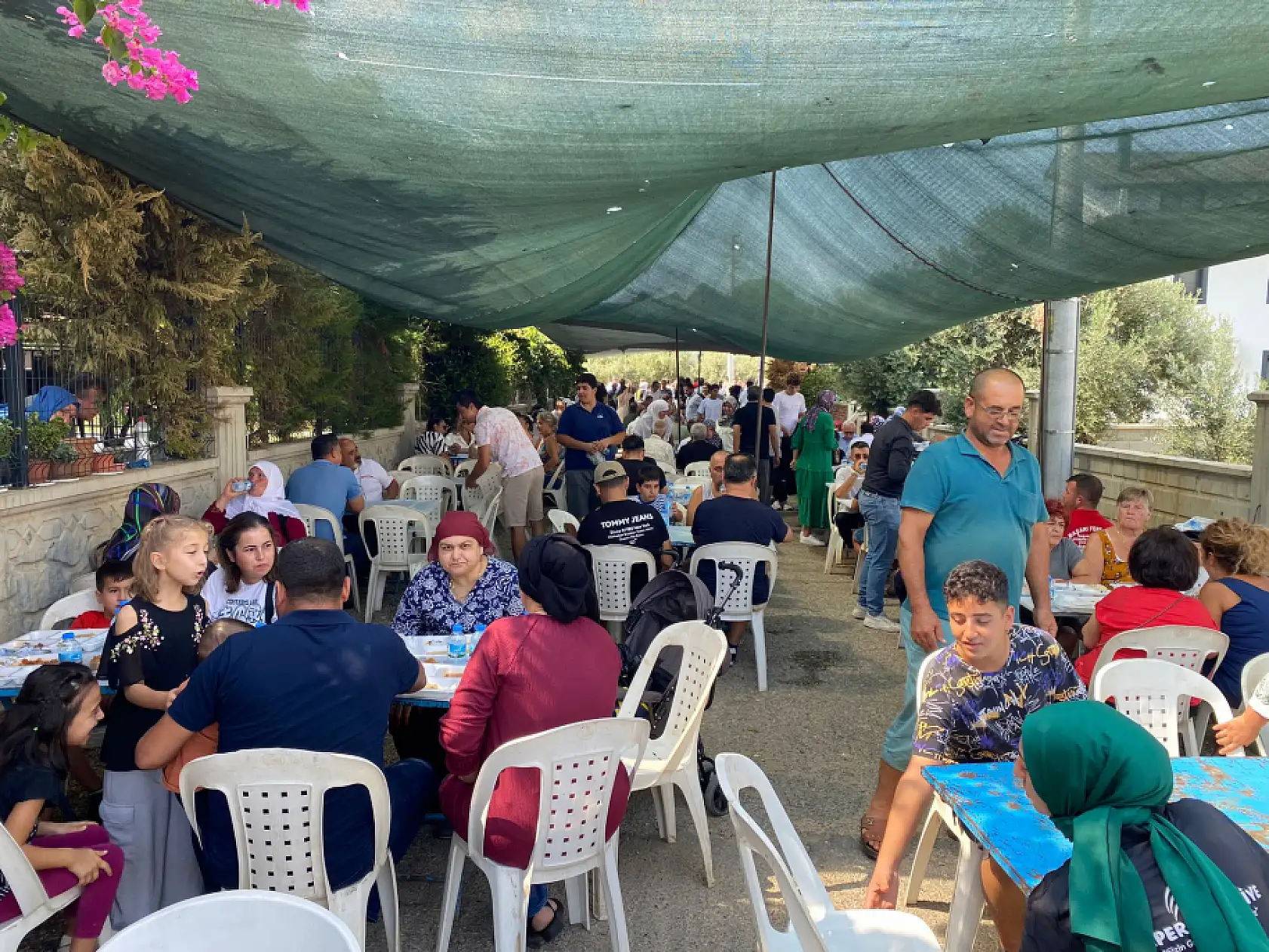 Fethiye'de Feyza ve Saygın çiftinin düğün yemeğine yoğun ilgi