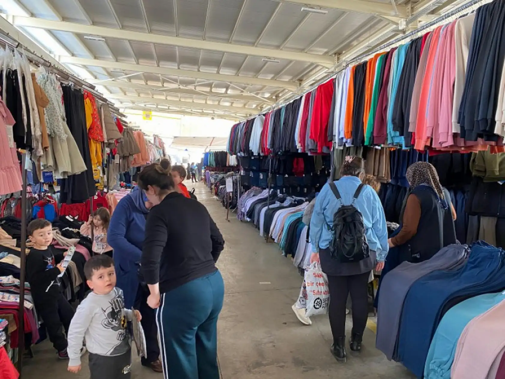 Fethiye'de Kışlık Kıyafet Alışverişi Hızlandı