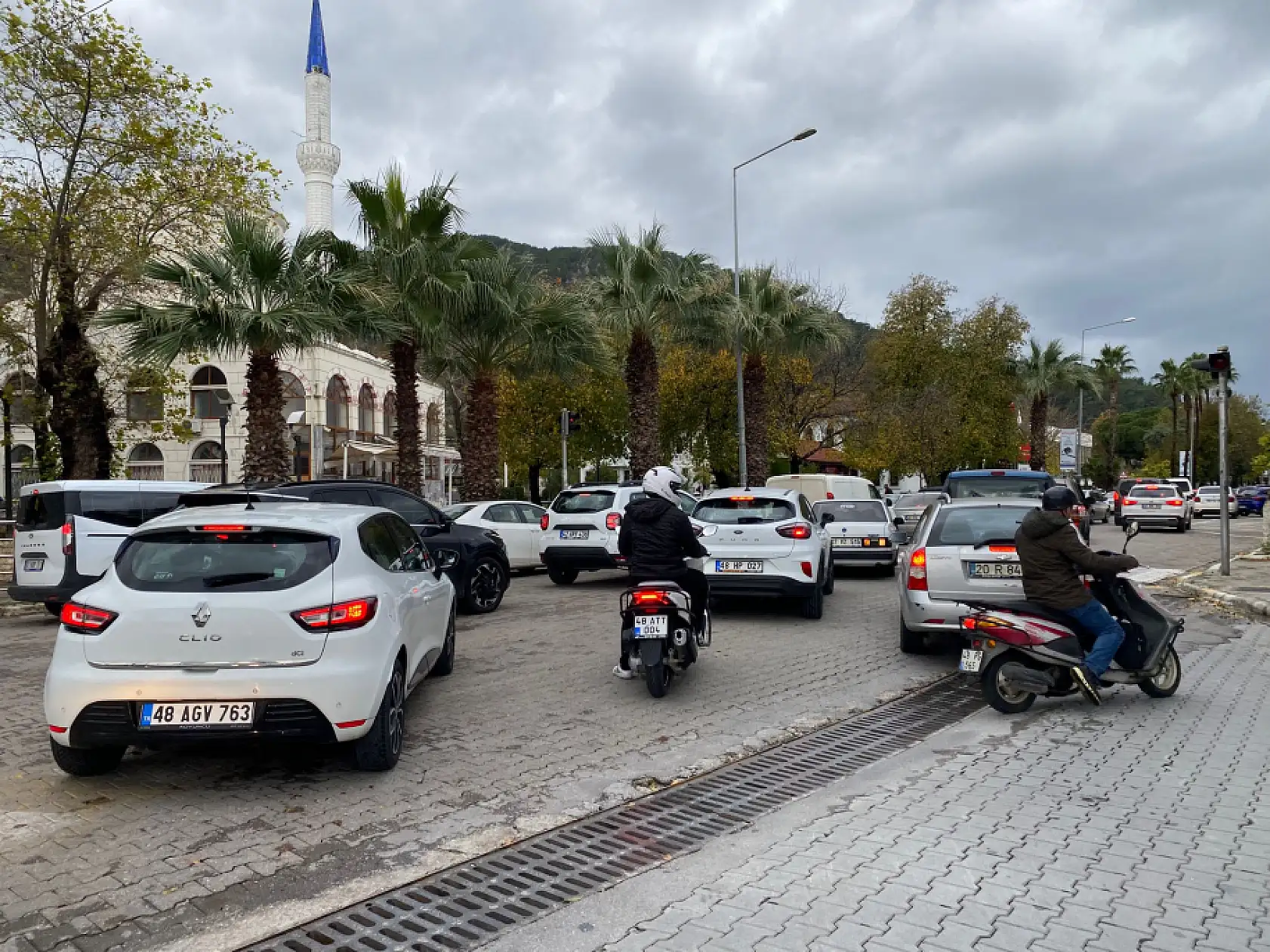 Fethiye Çarşısı'nda Şiddetli Yağış Sonrası Trafik Yoğunluğu