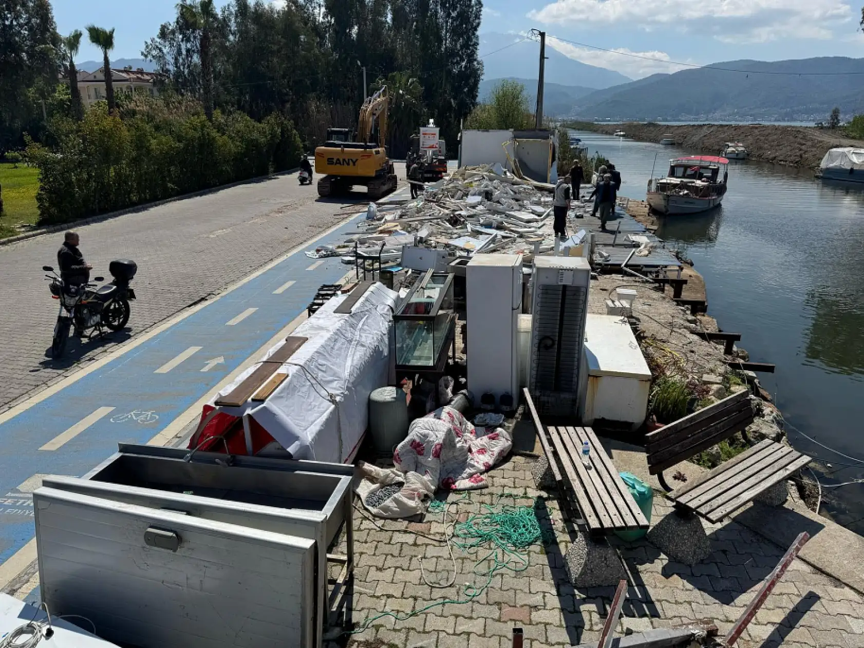 Fethiye'de kaçak su ürünleri kooperatifi yıkıldı