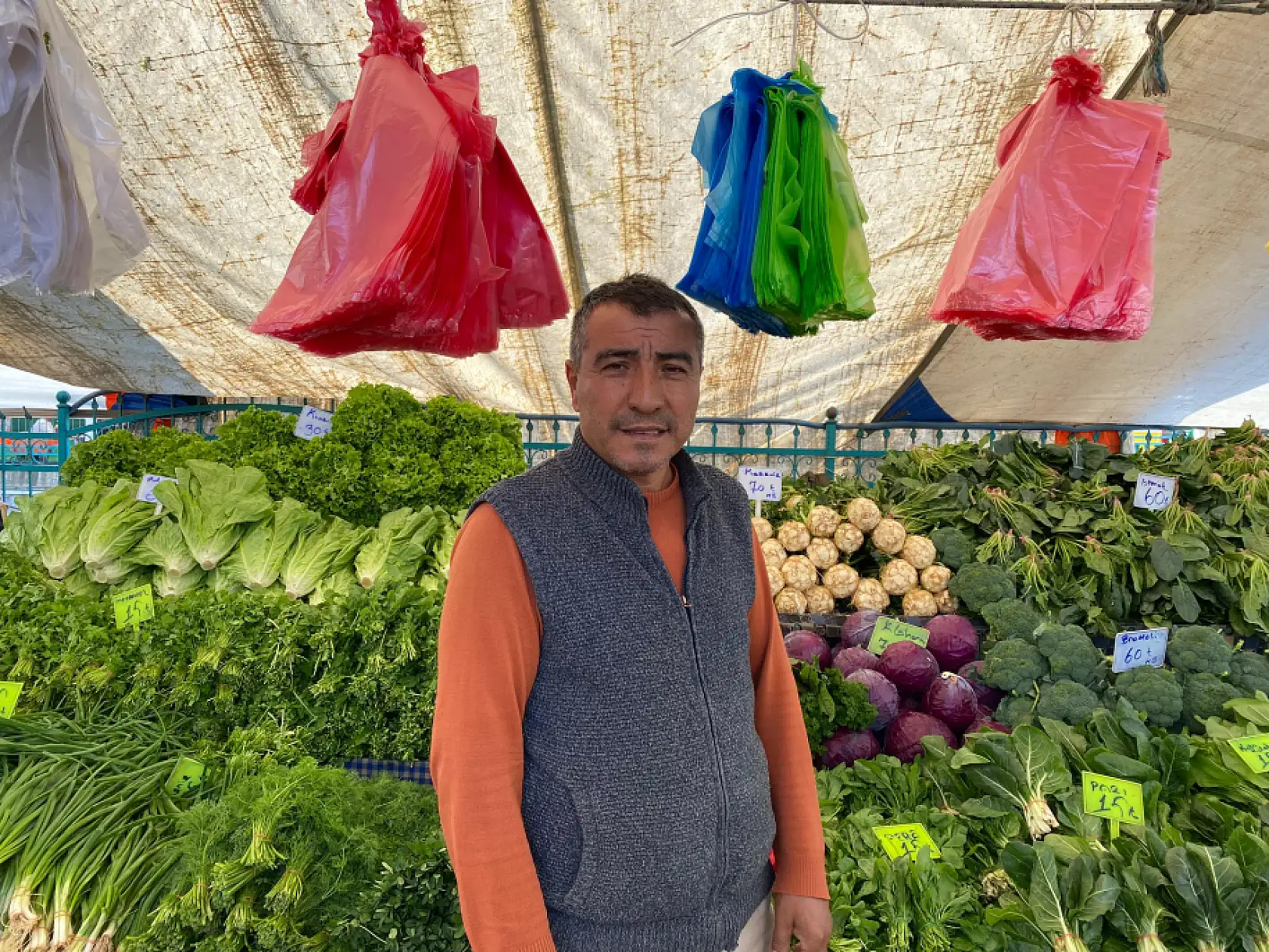 Fethiye Salı Pazarı'nda Yeşillikçi Altındaş, 'Yeşillik Tüketimi Vücut İçin Çok Faydalı'