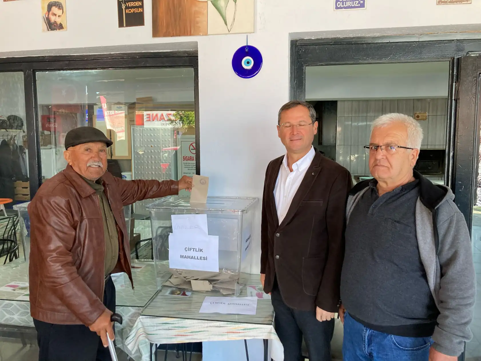 Foça ve Akarca sandık başında, yoğun katılım dikkat çekiyor