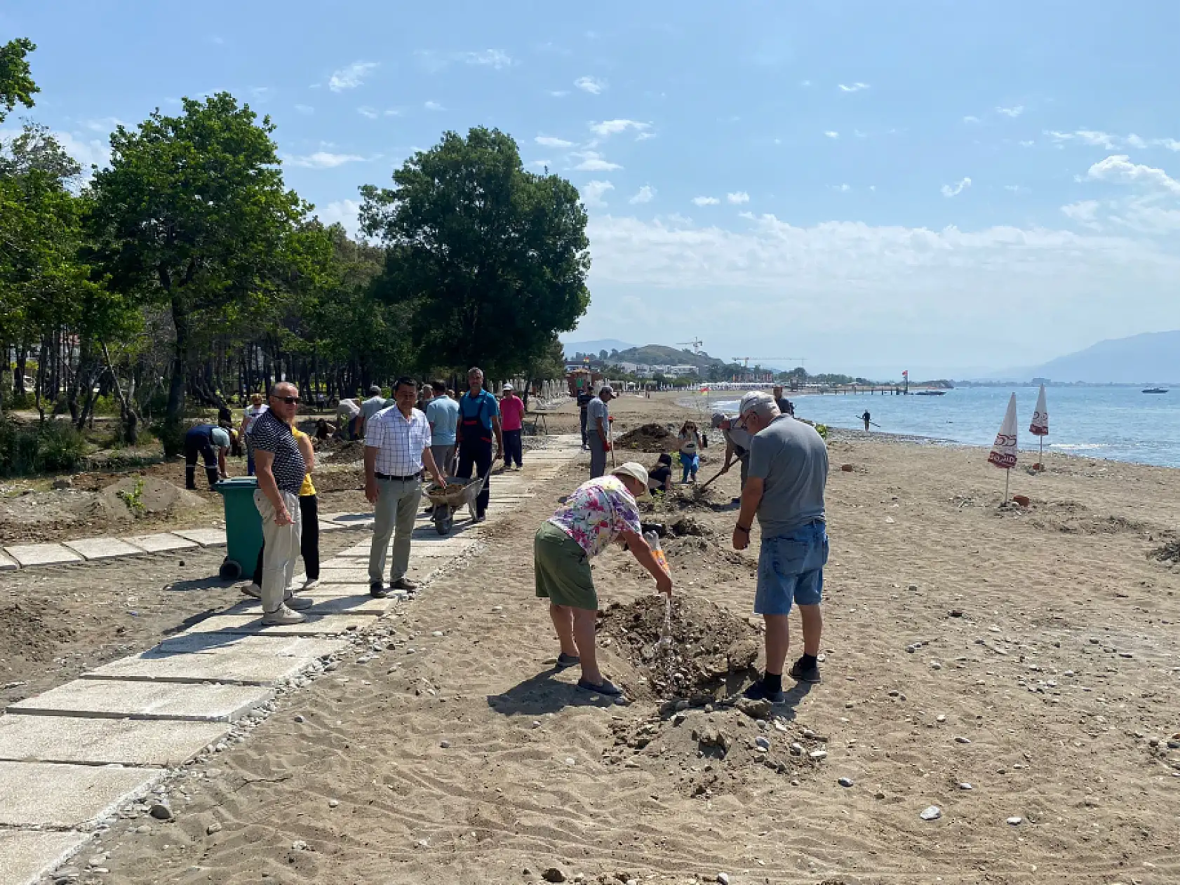 Fethiye Akmaz Halk Plajı'nda Ağaçlandırma Seferberliği