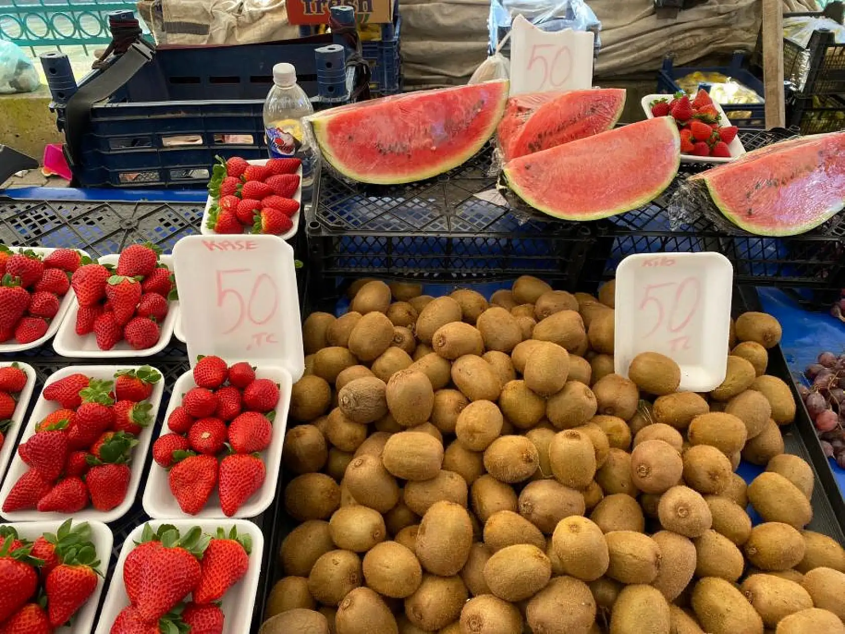 Meyve alışverişi için vatandaşın tercihi 'Salı Pazarı' oldu