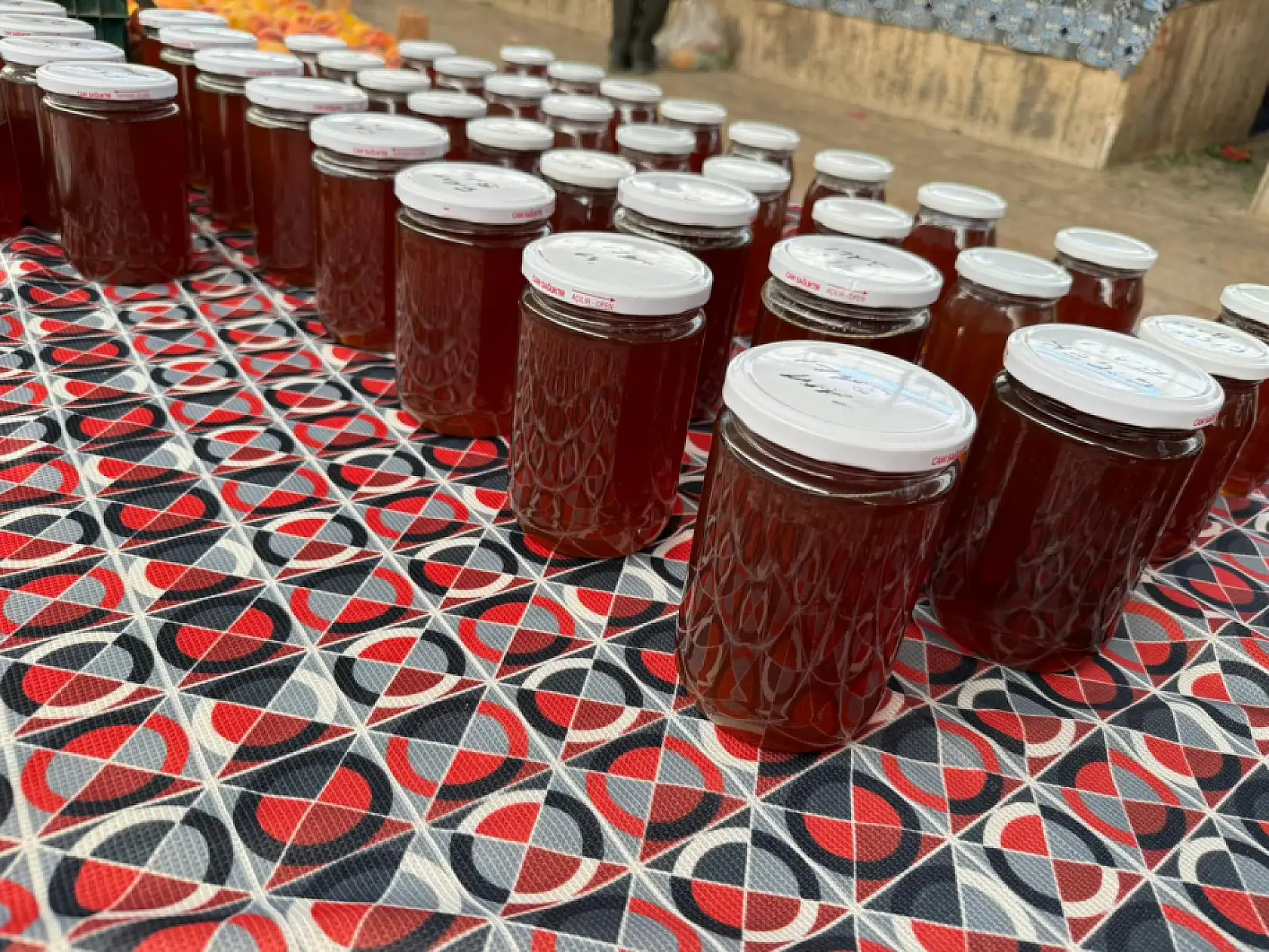 Fethiye Cuma Pazarı'nda Bal Satışı Yapan Üreticiden Fiyat ve Satış Durumu Açıklaması