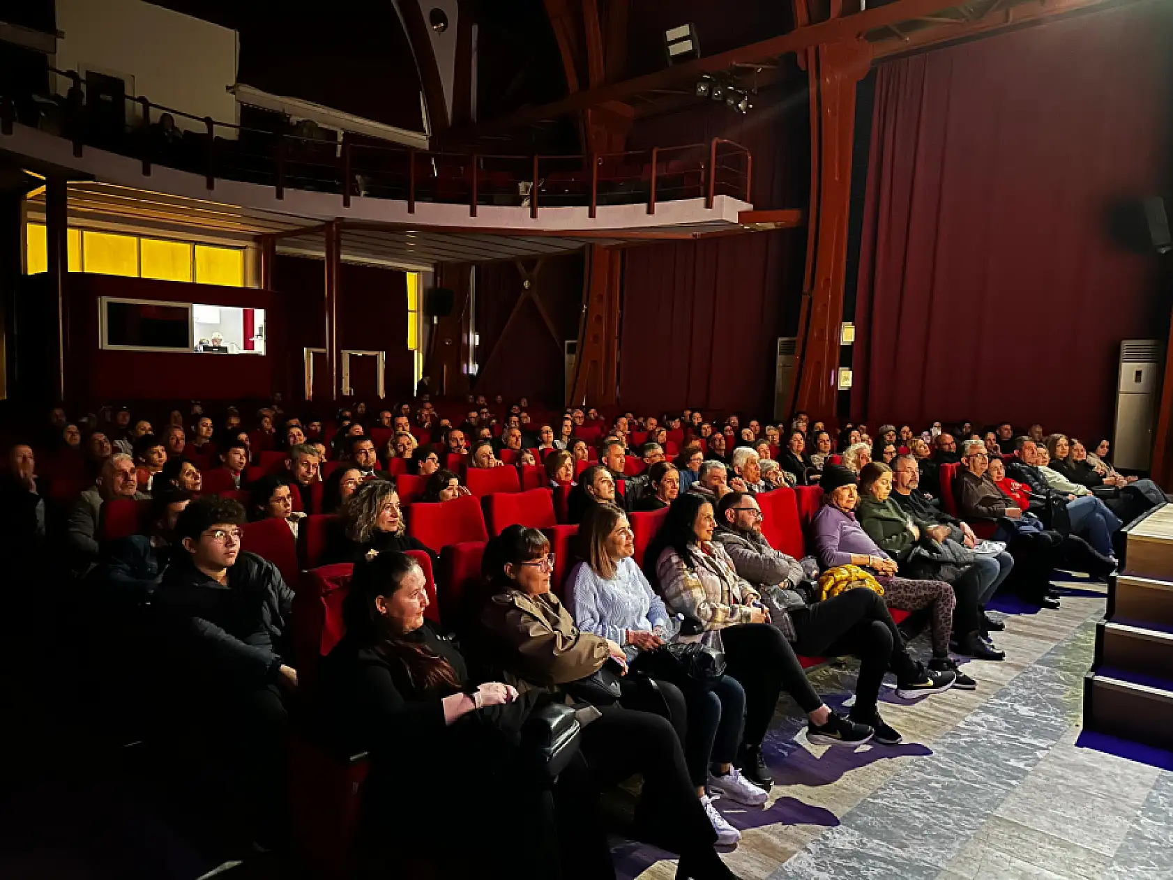 Fethiye'de 'Köşe Kapmaca' Tiyatro Oyunu Büyük İlgi Gördü