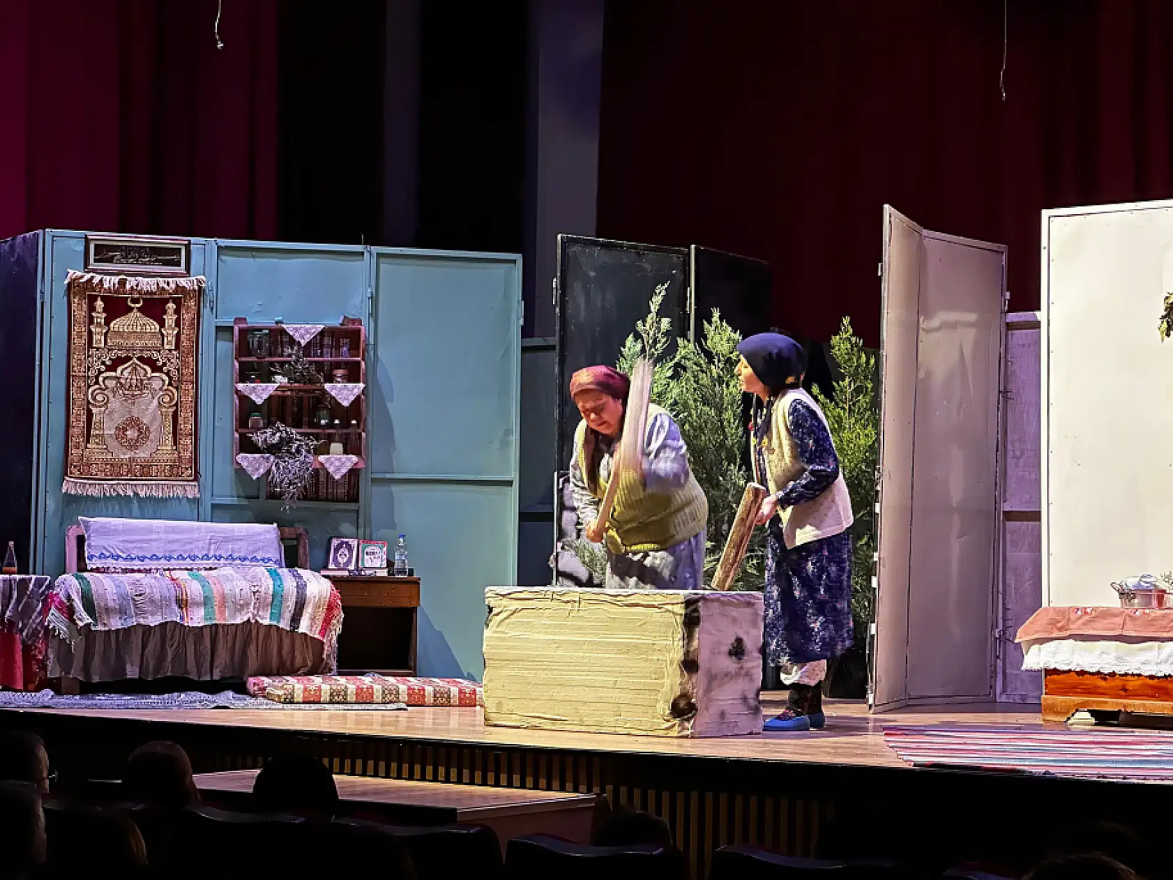 Fethiye'de 'Köşe Kapmaca' Tiyatro Oyunu Büyük İlgi Gördü