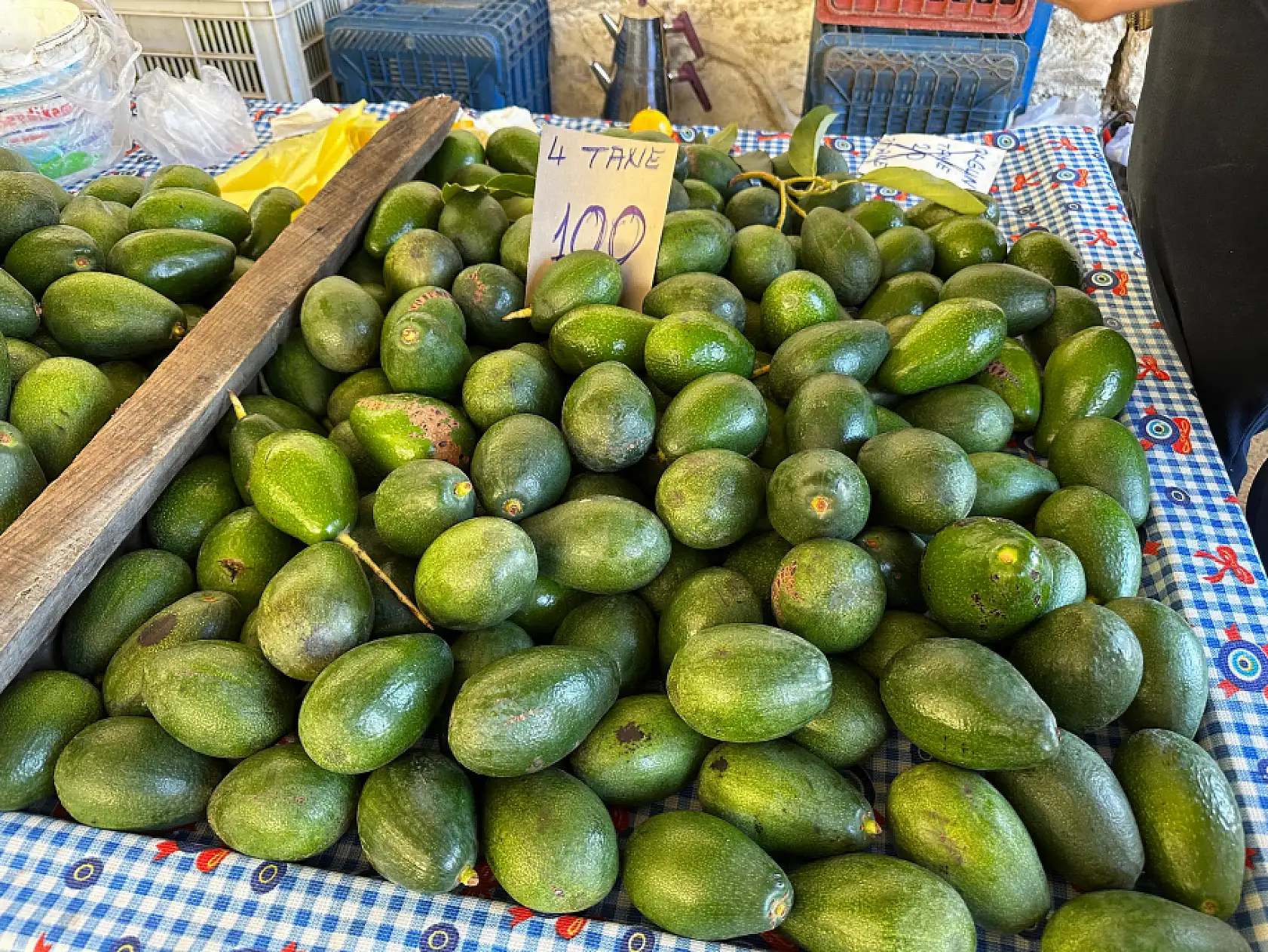 Fethiye Cuma Pazarı'nda Tezgahlar Avokadolarla Yeşilleniyor