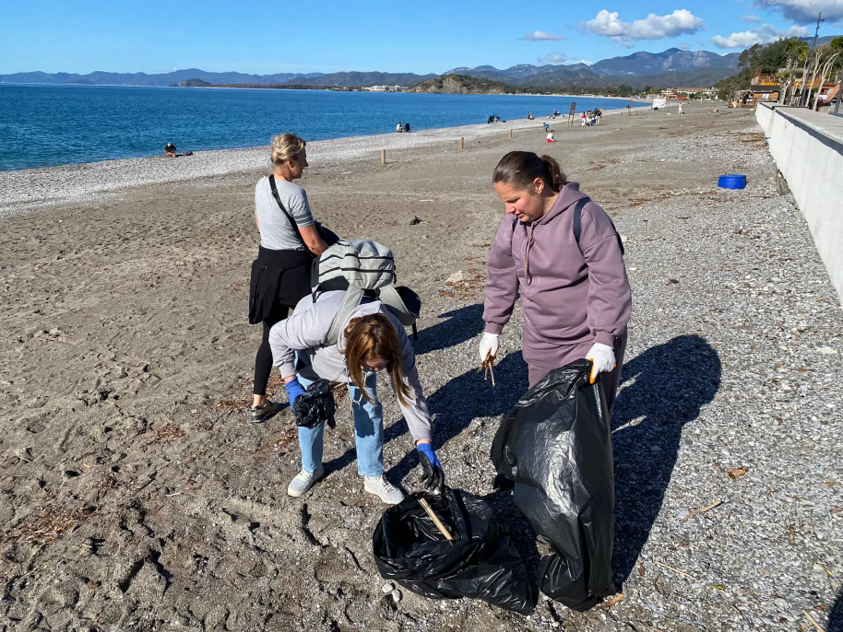 Fethiye Belediyesi ve Yerleşik Yabancılar Çalış'ı Temizledi