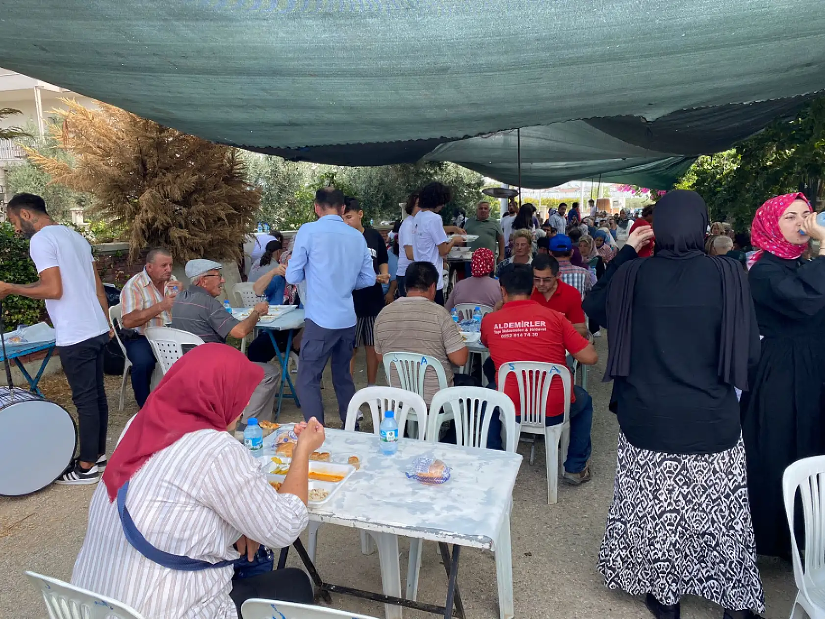 Fethiye'de Feyza ve Saygın çiftinin düğün yemeğine yoğun ilgi