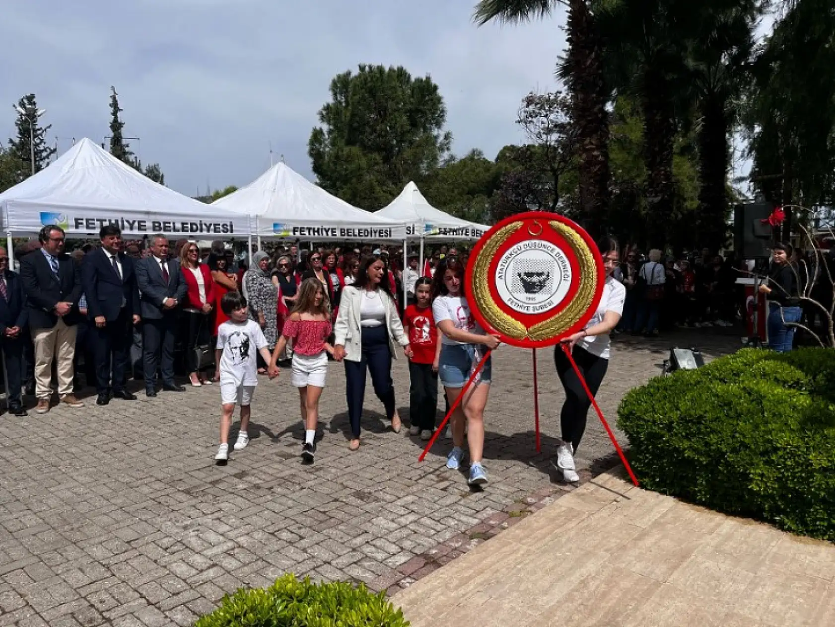 Cumhuriyet Meydanı'nda çelenk sunum töreni