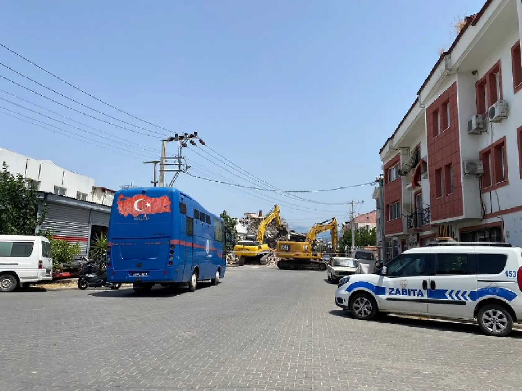 Fethiye'de O Bina Yolun Ortasında Kalıyordu, Yıkım İşlemleri Başladı