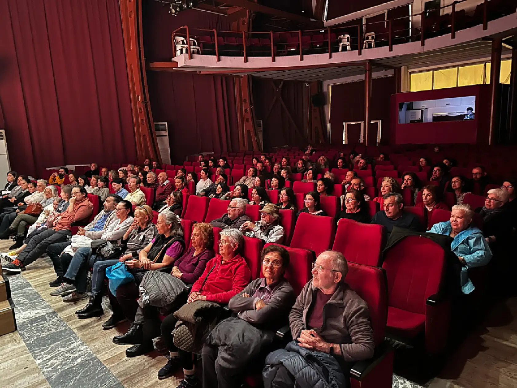 Fethiye Kültür Merkezi'nde 'Bana Masal Anlatma' Tiyatro oyununa yoğun ilgi