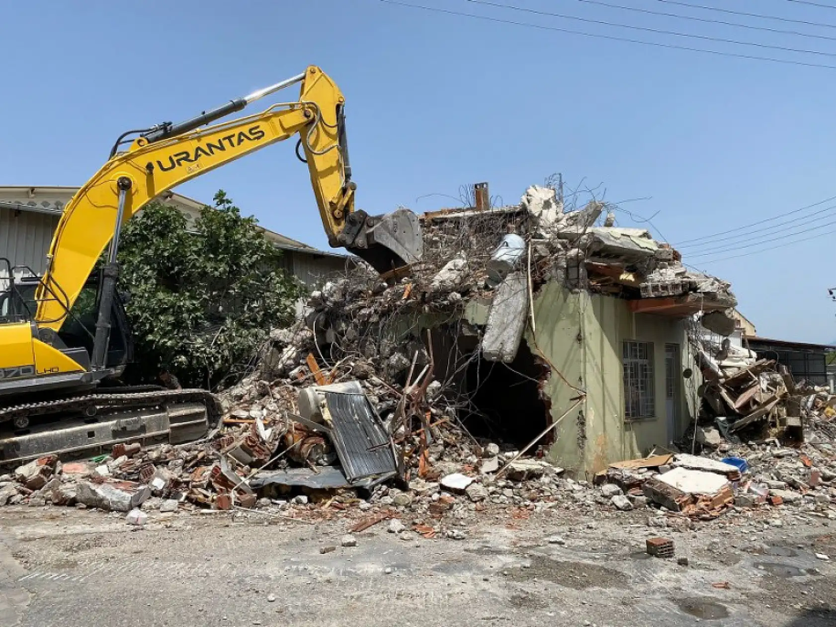 Fethiye'de O Bina Yolun Ortasında Kalıyordu, Yıkım İşlemleri Başladı