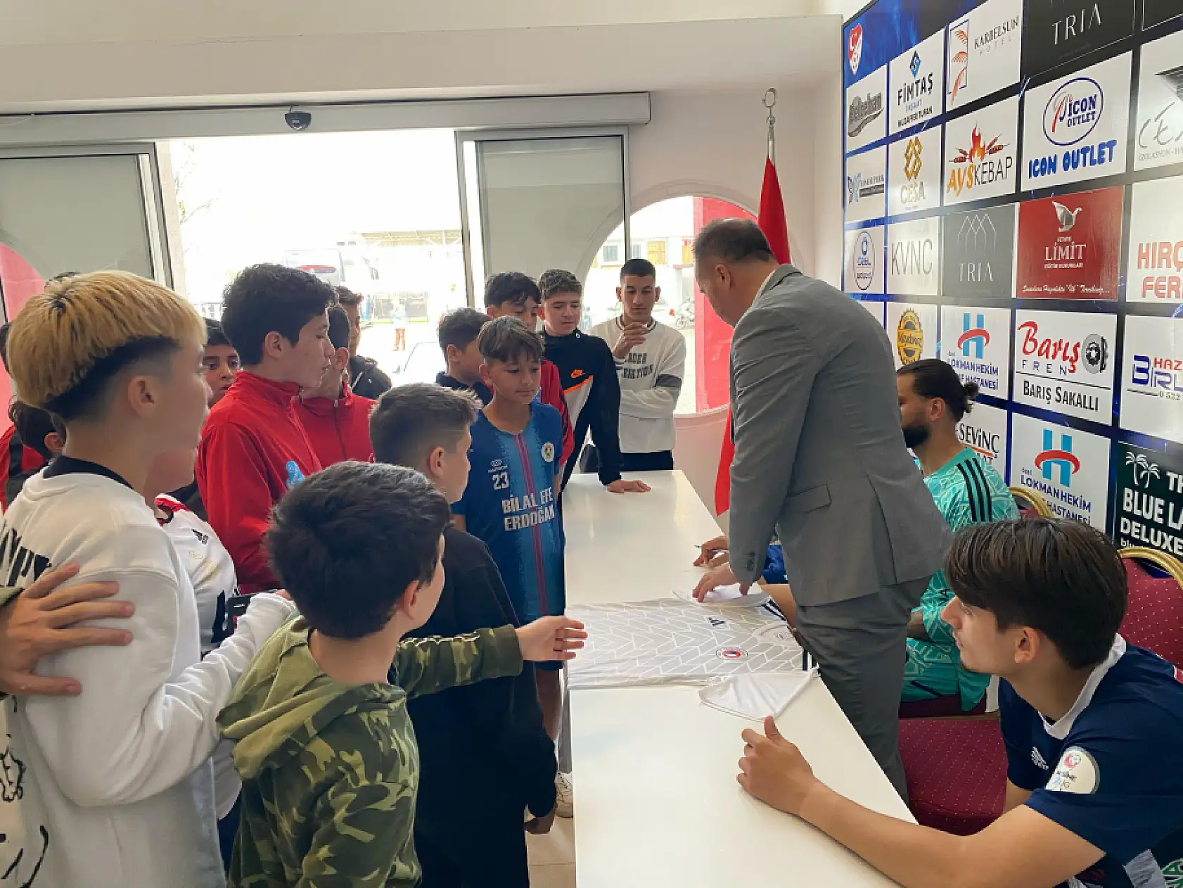 Fethiyespor Teknik Direktörü Dinçel'den minik taraftara forma jesti