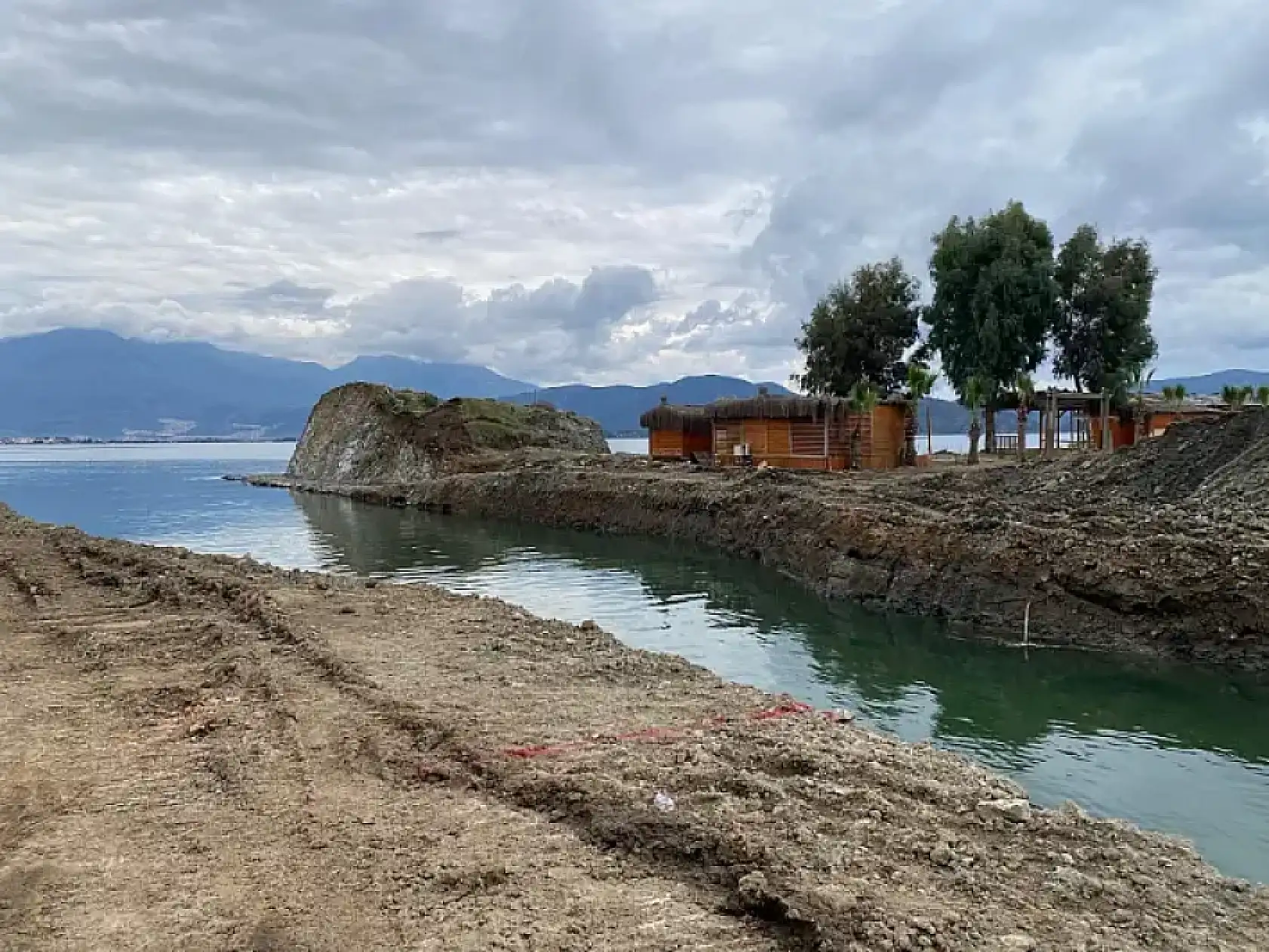 Karaca'dan Karataş Plajı Açıklaması: 'Belediyemizin Yetkisi ve Sorumluluğu Dışında'