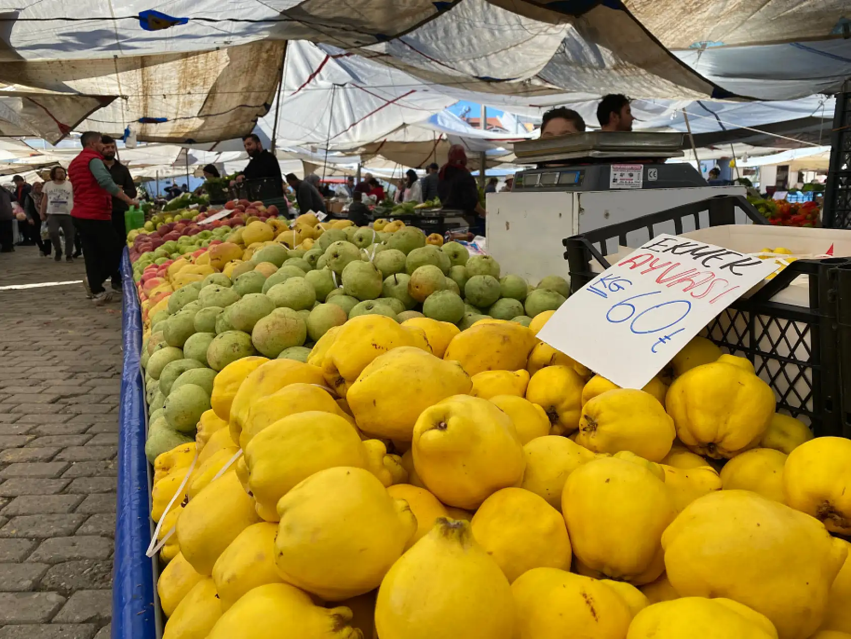 Fethiye pazarlarında bahar havası hakim