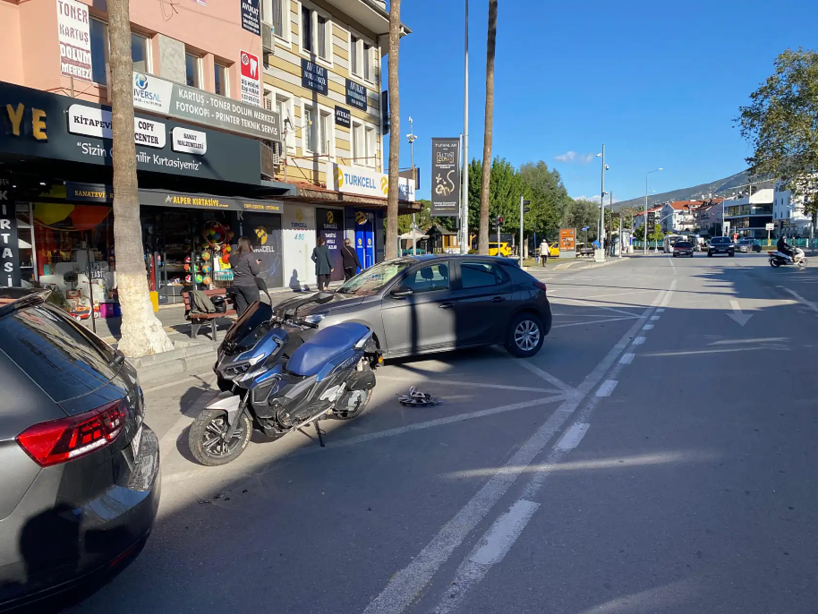 Fethiye'de motosiklet ve araba çarpıştı
