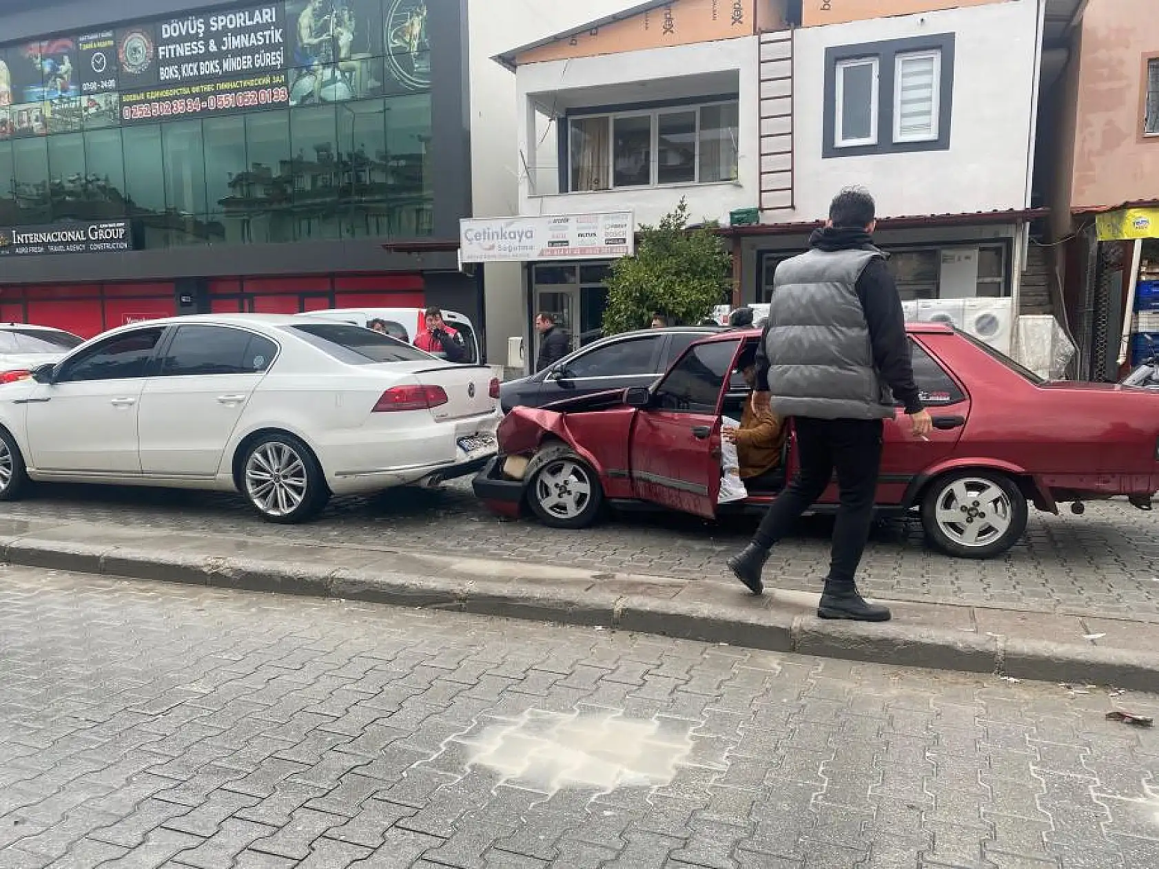 Fethiye'de 3 aracın karıştığı kazada maddi hasar meydana geldi