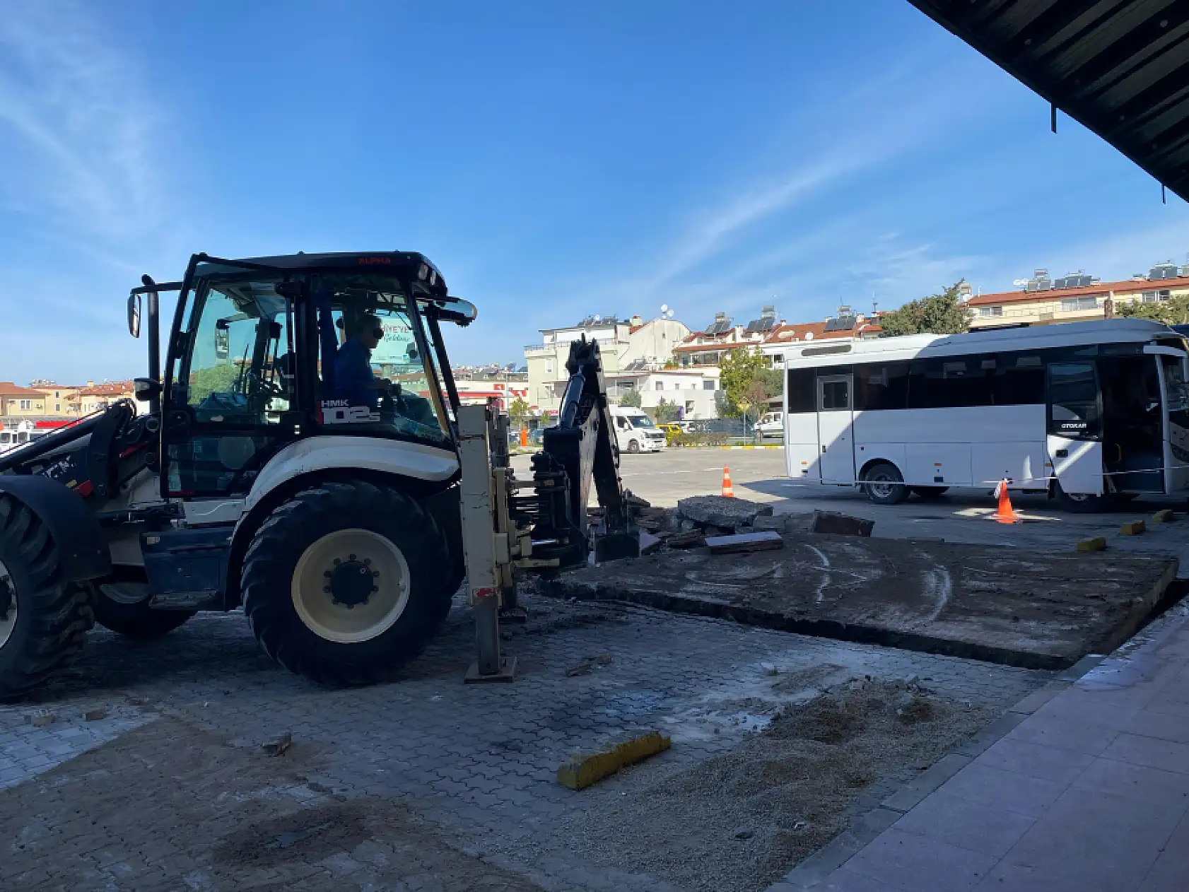 Fethiye Otogarı'nda bozulan zemin onarılıyor