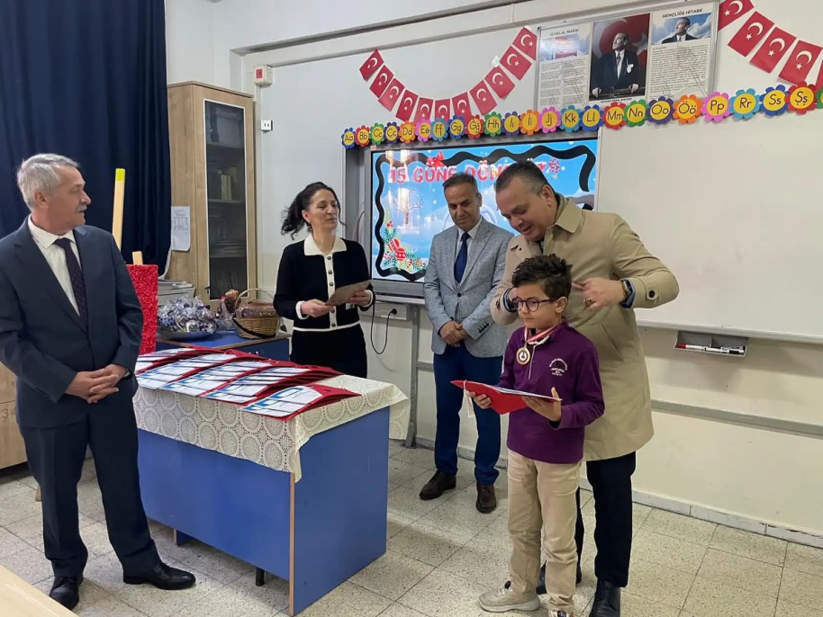 Fethiye Kaymakamı Fatih Akkaya miniklerin karne sevincine ortak oldu