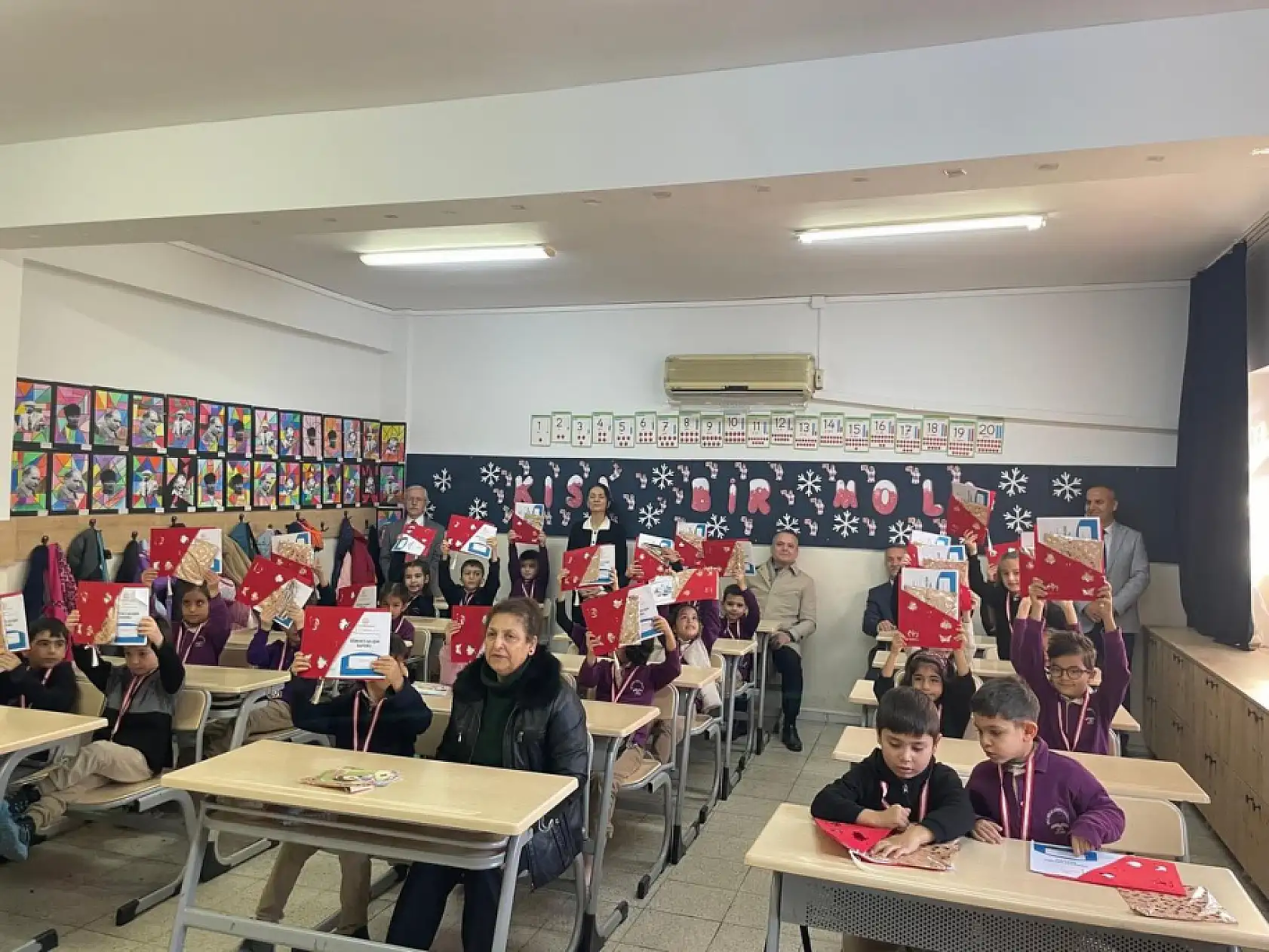 Fethiye Kaymakamı Fatih Akkaya miniklerin karne sevincine ortak oldu