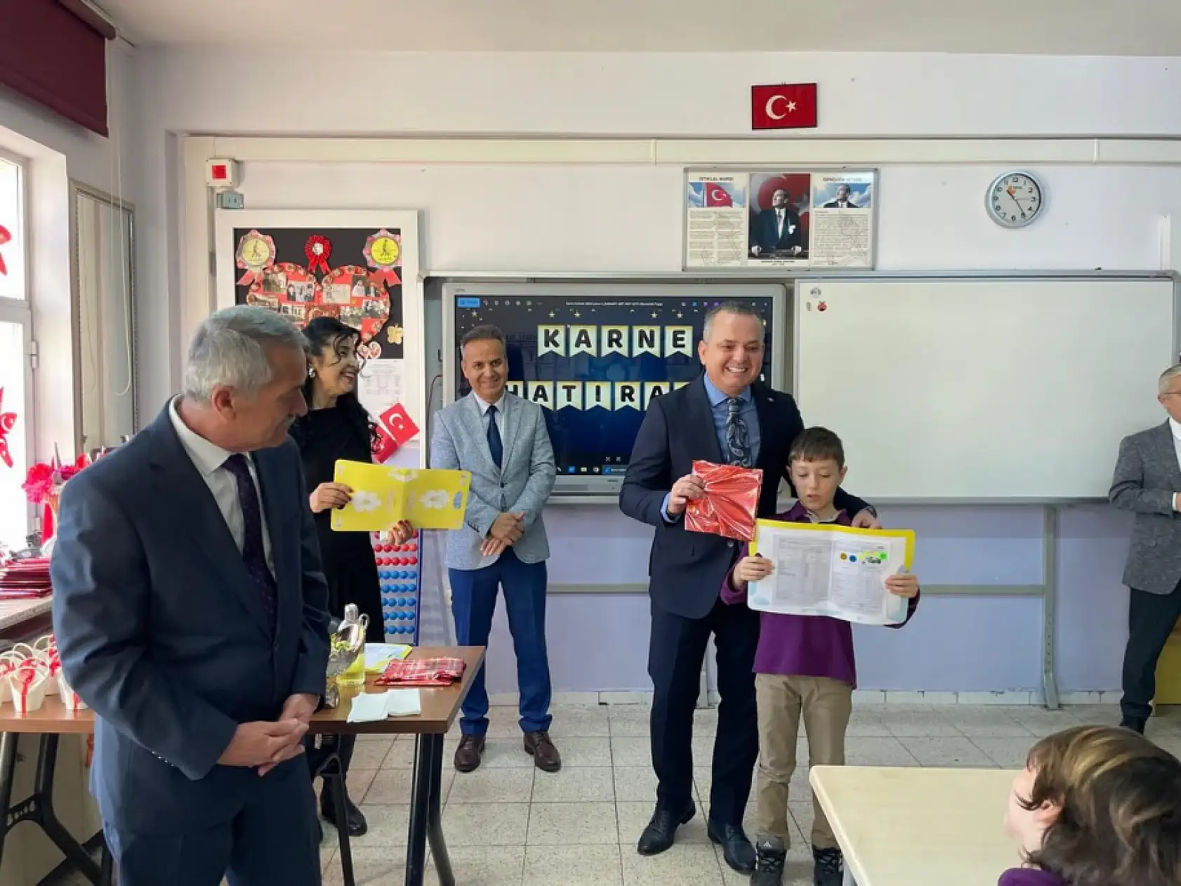 Fethiye Kaymakamı Fatih Akkaya miniklerin karne sevincine ortak oldu