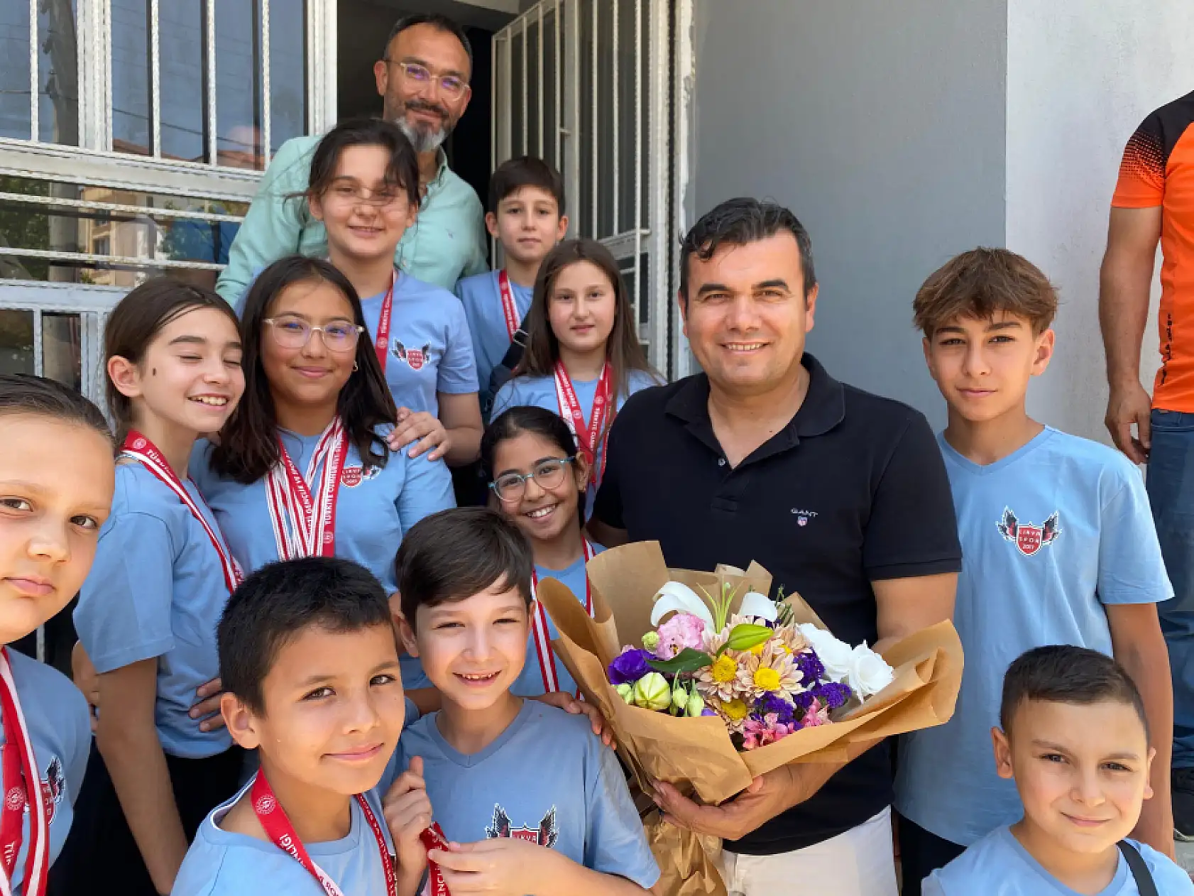 Dereceye giren 'Minik Yüzücüler'den Müdür Yiğit'e anlamlı ziyaret