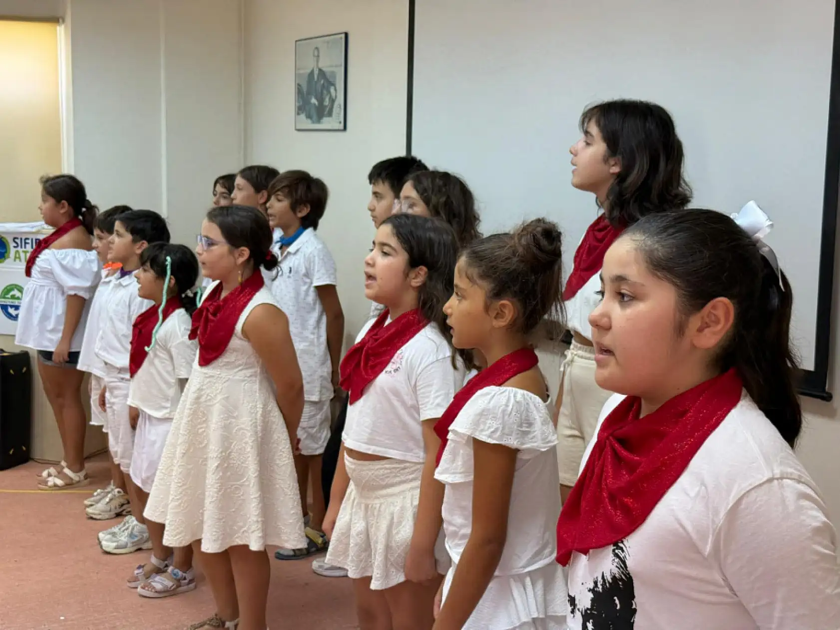 Fethiye Kardelen Sanat Derneği Yaz Akademisi Miniklerin Gösterisiyle Tamamlandı