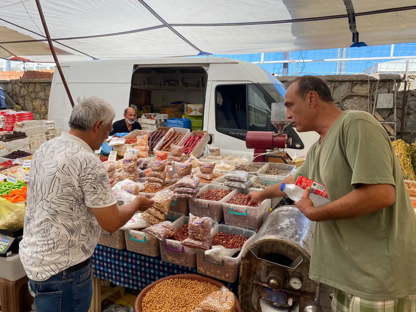 Fethiye'de 40 yıllık miras: Hacı Pesen'in kuruyemiş dünyası