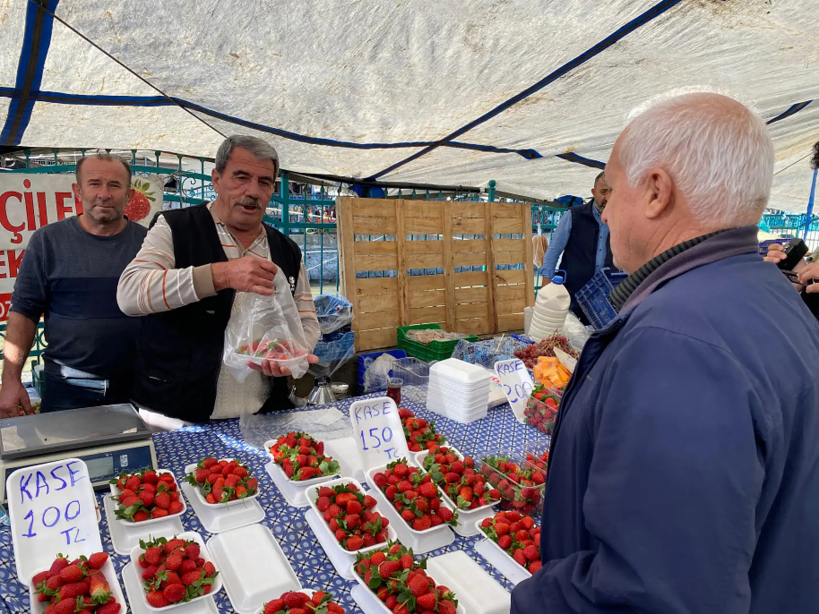 Fethiye Salı Pazarı'nda Çilek Satışı Başladı