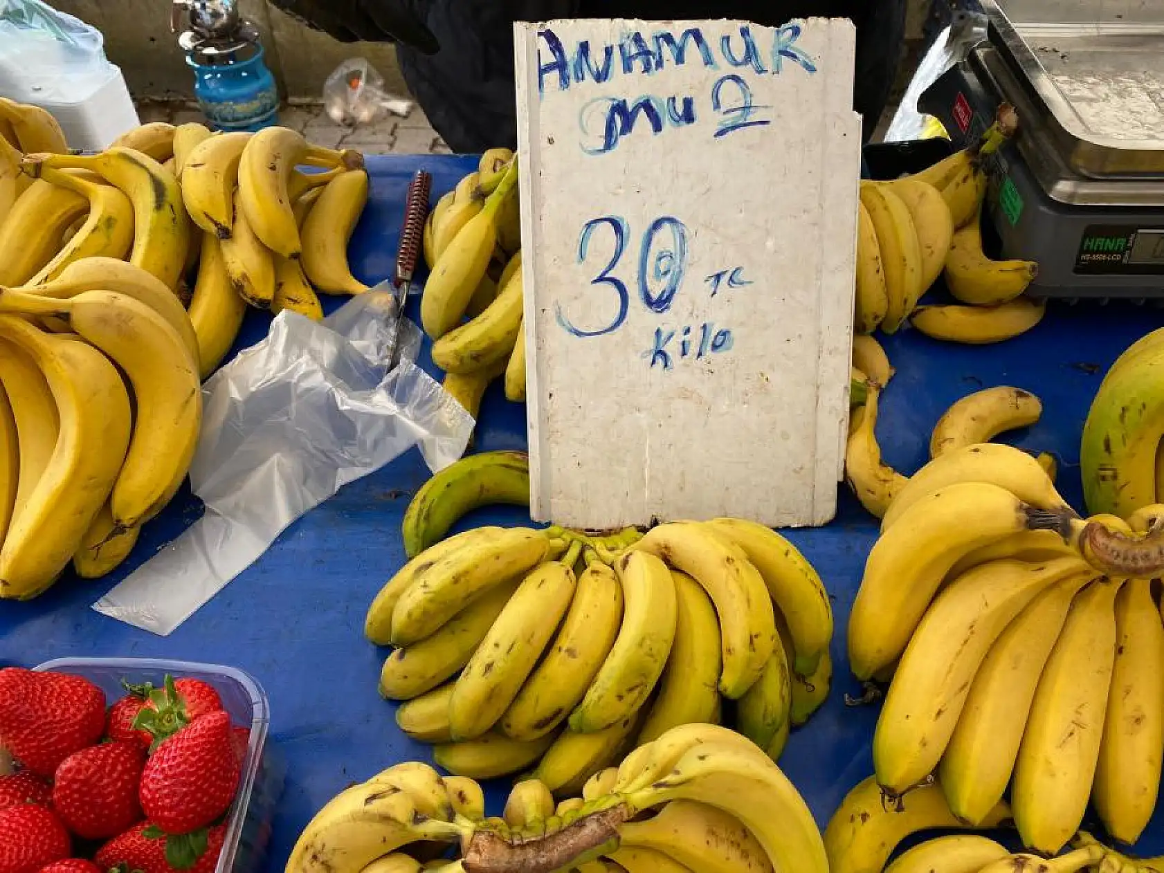 Meyve alışverişi için vatandaşın tercihi 'Salı Pazarı' oldu