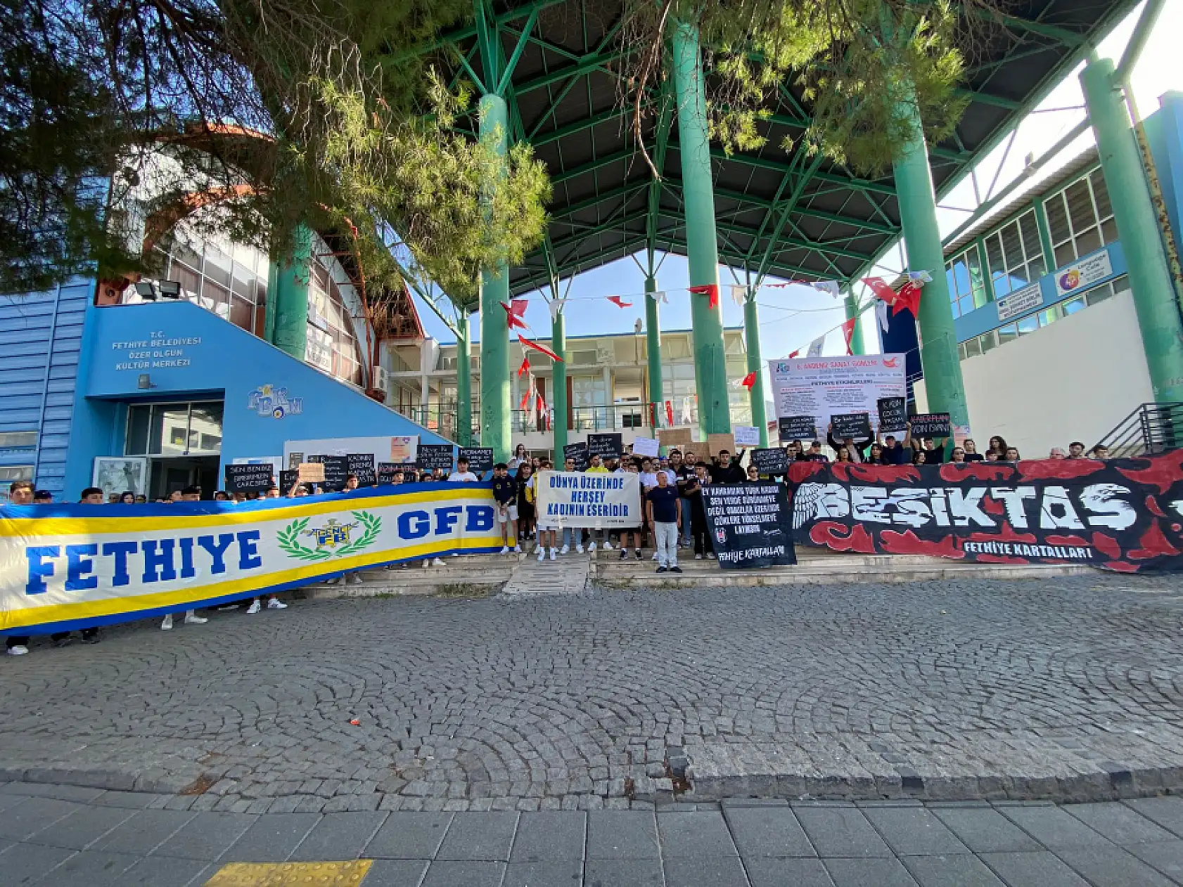 Fethiye'de taraftarlar bir araya geldi: 'Kadına ve çocuğa şiddete hayır!' 