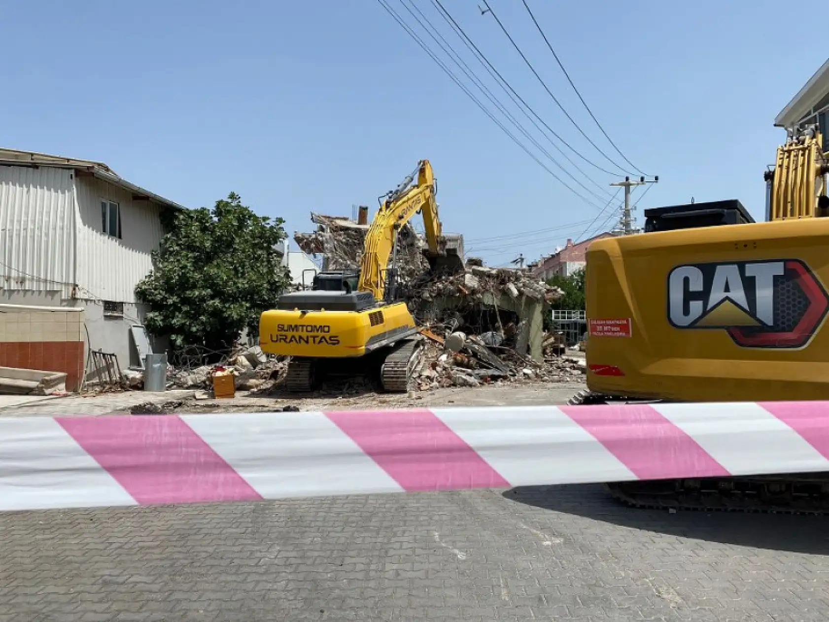 Fethiye'de O Bina Yolun Ortasında Kalıyordu, Yıkım İşlemleri Başladı