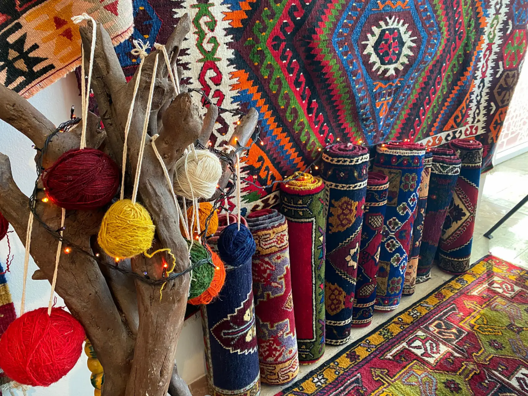 Fethiye'de El Dokuma Halıları ve Kilimler Sergisi Yoğun İlgi Görüyor